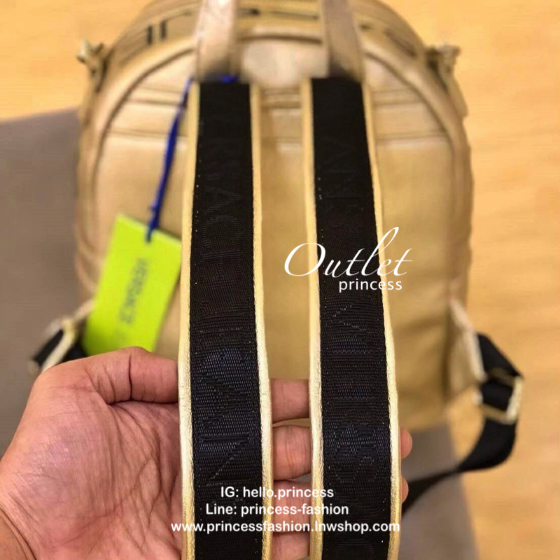 VERSACE JEANS BACKPACK BAG (VJ) กระเป๋าสะพายเป้จากแบรนด์ดัง วัสดุ PU คุณภาพดี นิ่ม ด้านหน้าประดับด้วยโลโก้แบรนด์สวยหรู เปิดปิดกระเป๋าด้วยซิปสะดวกใช้ ด้านในโล่งกว้างมีช่องซิปและช่องเล็กสำหรับใส่ของแยกเป็นสัดส่วน ด้านหน้ามีช่องซิปและช่องใส่มือถืออีกหนึ่งช่อ