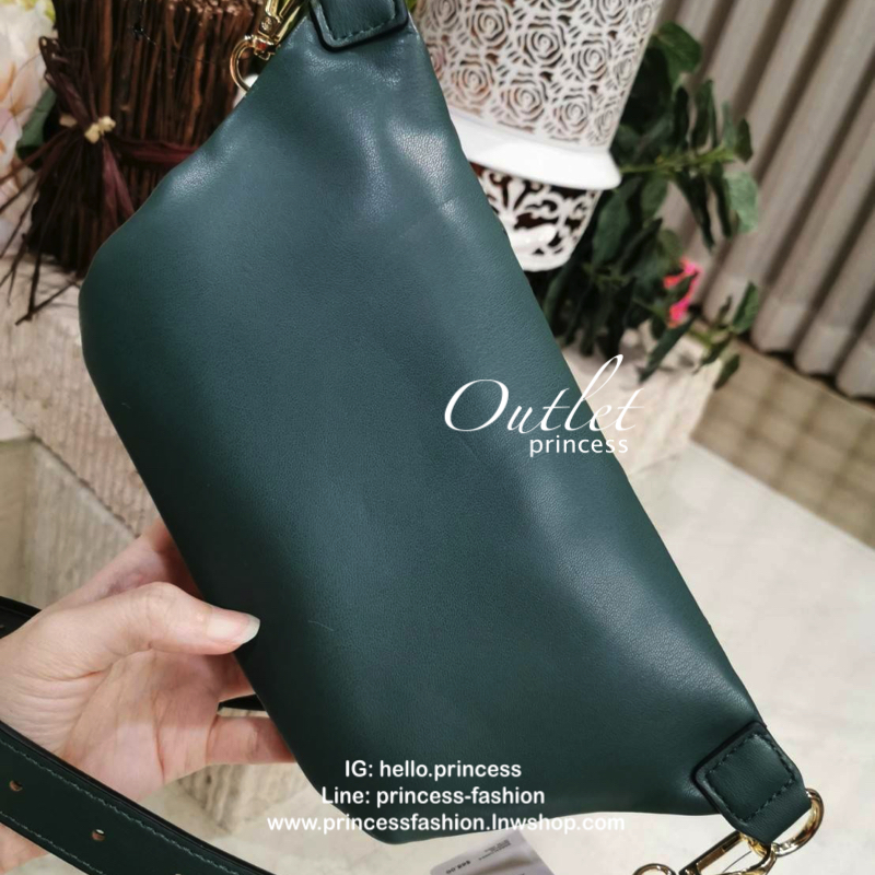 Guess Woman Factory Belt Bag กระเป๋าสะพาย/คาดเอว/คาดอก รุ่นใหม่ดีไซน์ยอดนิยมจาก GUESS FACTORY วัสดุหนังเเกะสังเคราะห์เนื้อหนานิ่มลายตาราง เปิดปิดด้วยซิปสะดวกใช้ ด้านหน้ามีโลโก้ ภายในมีโลโก้และช่องซิป มาพร้อมสายสะพายให้เลือกใช้ถึง2แบบไม่จำเจ ทั้งสายโซ่และส