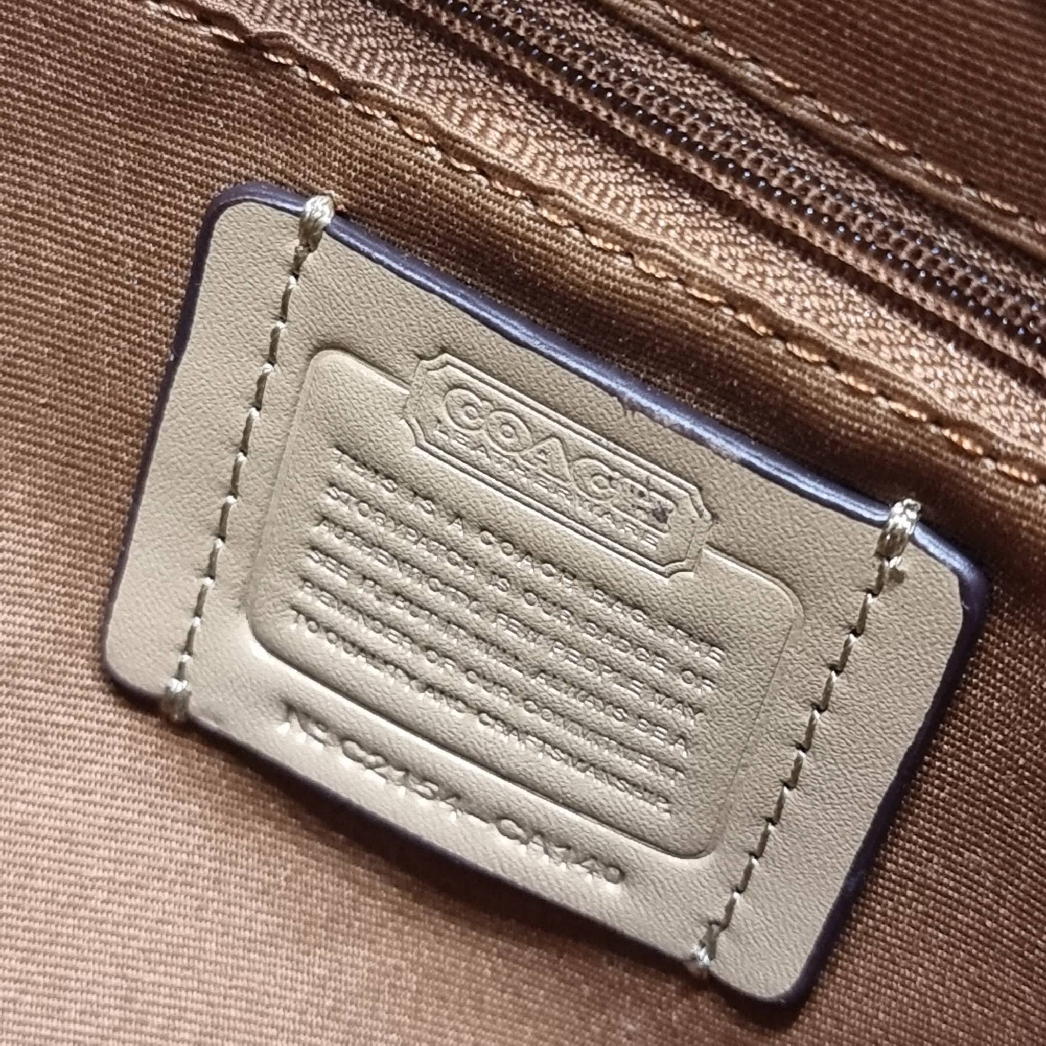 Coach Court Backpack In Rainbow Signature Canvas CA140 กระเป๋าเป้ต้องมาแล้ว ช่วงส่งท้ายปี เทศกาลที่ใครๆก็ไปเที่ยว ใบนี้ตอบโจทย์แน่นอน โดดเด่นด้วยลวดลายสีรุ้ง วัสดุหนังแคนวาส มีช่องซิปให้เลือกใส่ได้มากมาย แย่งสัดส่วนไว้เป็นอย่างดี ด้านหลังบุนวมซอฟท์หลังเวล