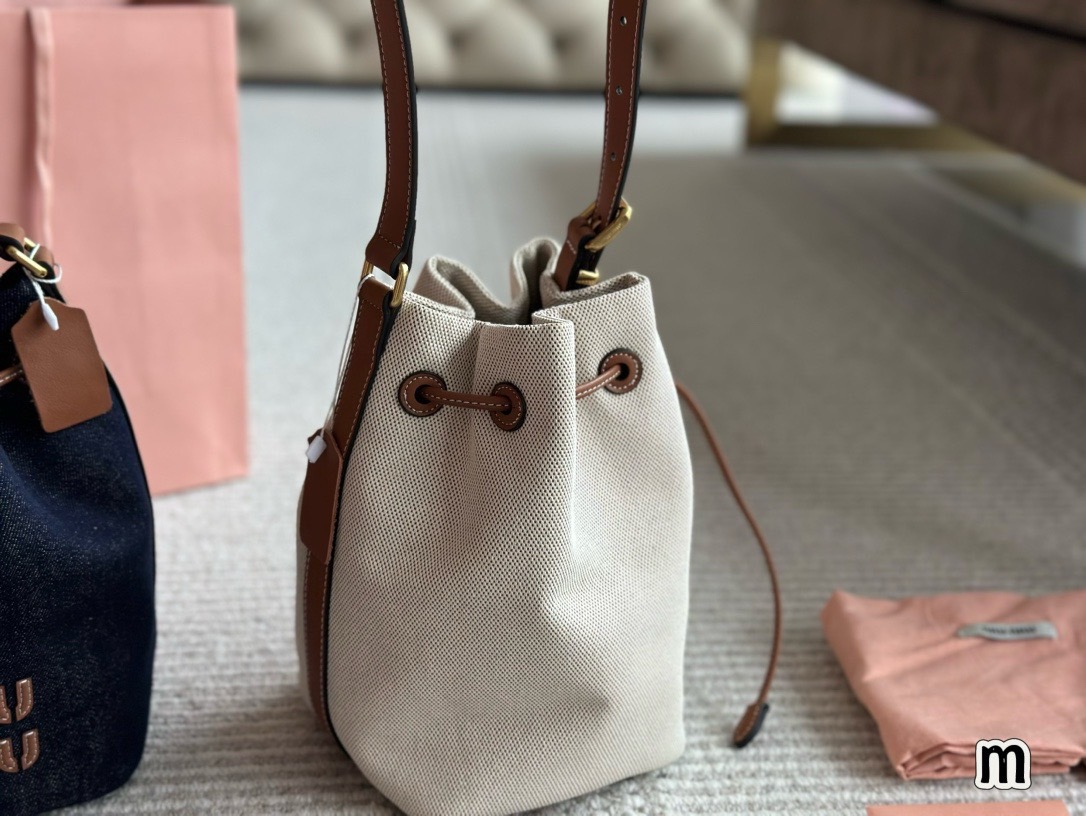 MIU MIU Canvas and leather bucket bag / MIU MIU Bucket Bag กระเป๋าทรงบัคเก็ต ผ้าแคนวาสอย่างดีตกแต่งโลโก้เพิ่มสัมผัสอันเป็นเอกลักษณ์