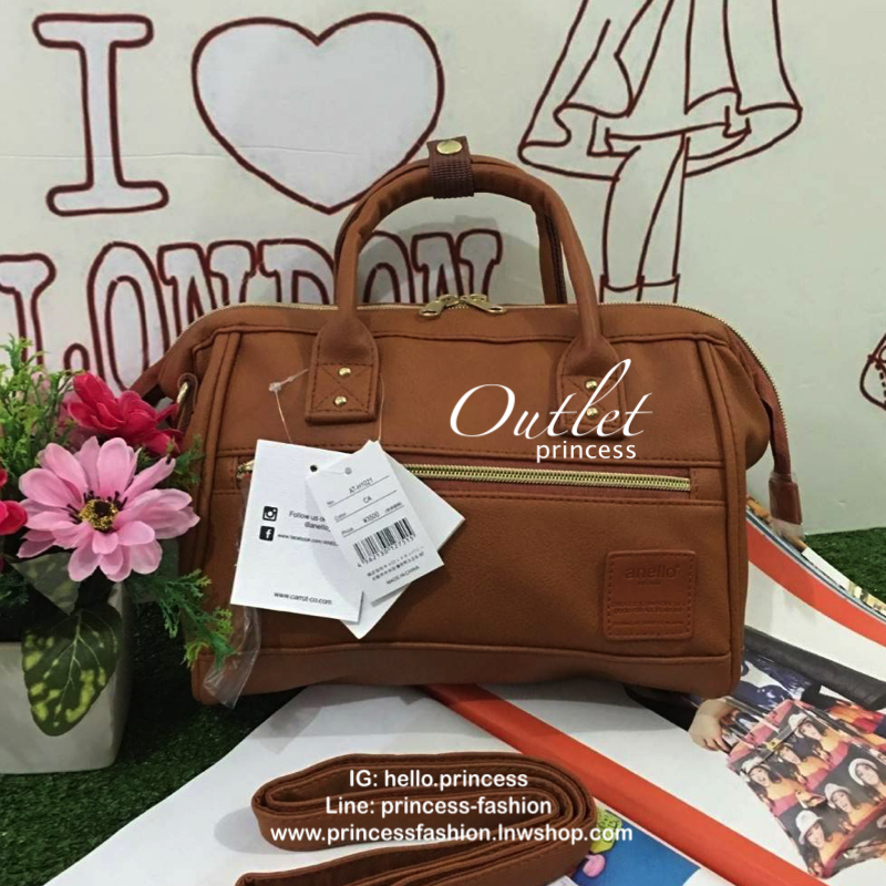Anello polyester 2 way mini boston bag จากแบรนด์ดังในประเทศญี่ปุ่น กระเป๋าสไตล์คลาสสิค มีโครงปากกระเป๋ากว้างเป็นสัญลักษณ์ วัสดุหนังpu กันน้ำได้ ภายในมีช่องใหญ่และช่องเล็กด้านข้าง2ช่อง เปิดปิดด้วยซิปคู่ มีตัวล้อคที่หูจับ ด้านหน้ามีช่องซิปเล็กใช้งานได้จริง 