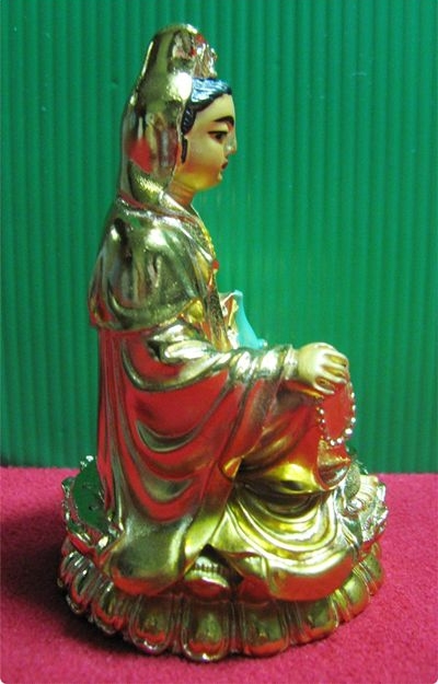 องค์เจ้าแม่กวนอิมนั่งประทับชันเข่าถือขวดน้ำทิพย์ค่ะ