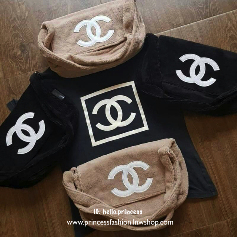 พร้อมส่งรุ่นขายดี! ฮิตที่สุด! Chanel Beaute Crossbody Bag กระเป๋าถือหรือสะพายพรีเมี่ยมของเเท้จาก Chanel Cosmetic Counter VIP Gift รุ่นแนะนำวัสดุขนวูฟหนานุ่มตัดโลโก้แบรนด์หนังแก้วสวยโดดเด่น น้ำหนักเบา เปิดปิดด้วยฝาปิดกระดุมแม่เหล็ก ใบใหญ่กำลังดีใส่ ipad กร