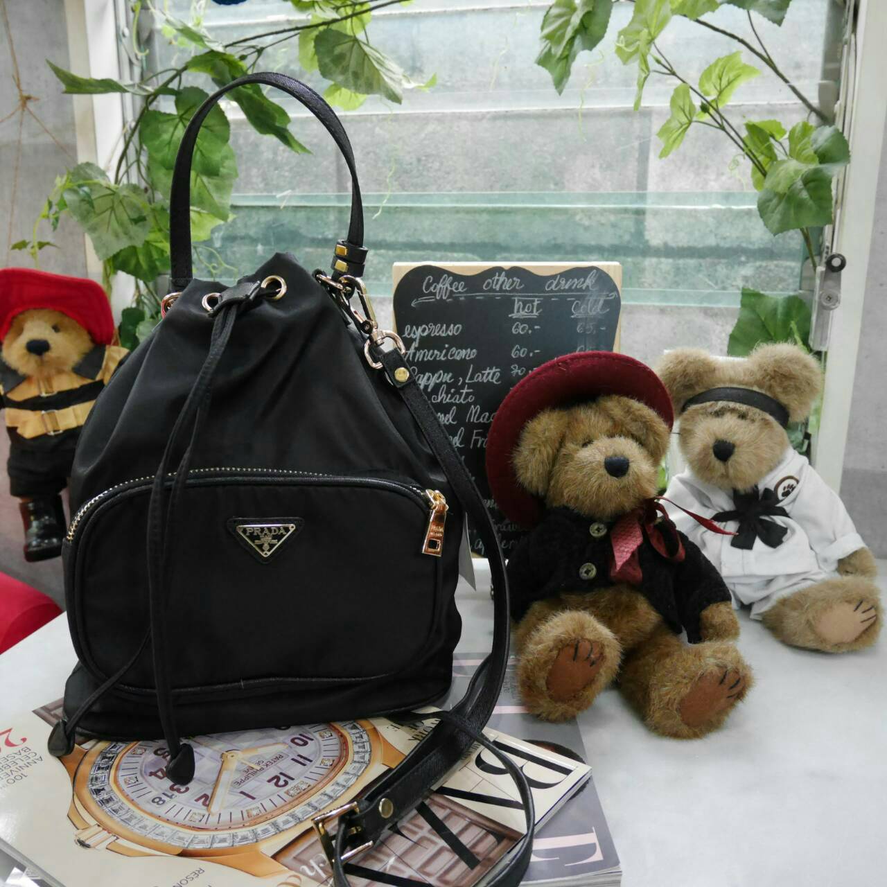 ใครๆก็หลงรัก **ทรงขนมจีบ 🐰 งานพรีเมี่ยมกิ้ฟ จากเคาเตอร์ต่างประเทศ จากแบรนด์ PRADA ค่า เป็นกระเป๋าผ้า nylon silk เนื้อหนาซับในอย่างดี จุดเด่นคือ กระเป๋าสามารถ ปรับ ได้ 2 ทรงคือ ผูกเชือกกระเป๋า หรือ ดึงเชือกปรับเป็นสายไว้หิ้วได้ด้วยคะ น้ำหนักเบา ถือ