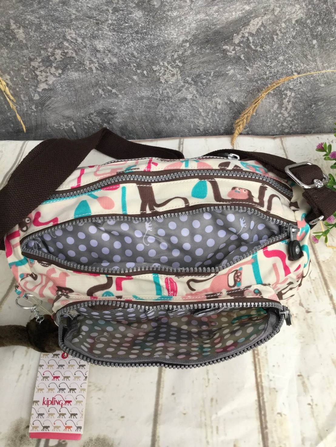 กระเป๋าสะพาย KIPLING รุ่น Reth วัสดุไนล่อนคุณภาพดี มาพร้อมดีไซน์ทันสมัย และสามารถใช้งานได้อย่างดี เข้ากับทุกการแต่งตัว โดดเด่นด้วยพื้นที่ภายในและช่องต่างๆ ที่ให้คุณจัดเก็บของสำคัญได้ครบถ้วน ไม่ว่าจะเป็นมือถือ ปากกา หรือไอเท็มจำเป็นของคุณ สายสามารถปรับและถ