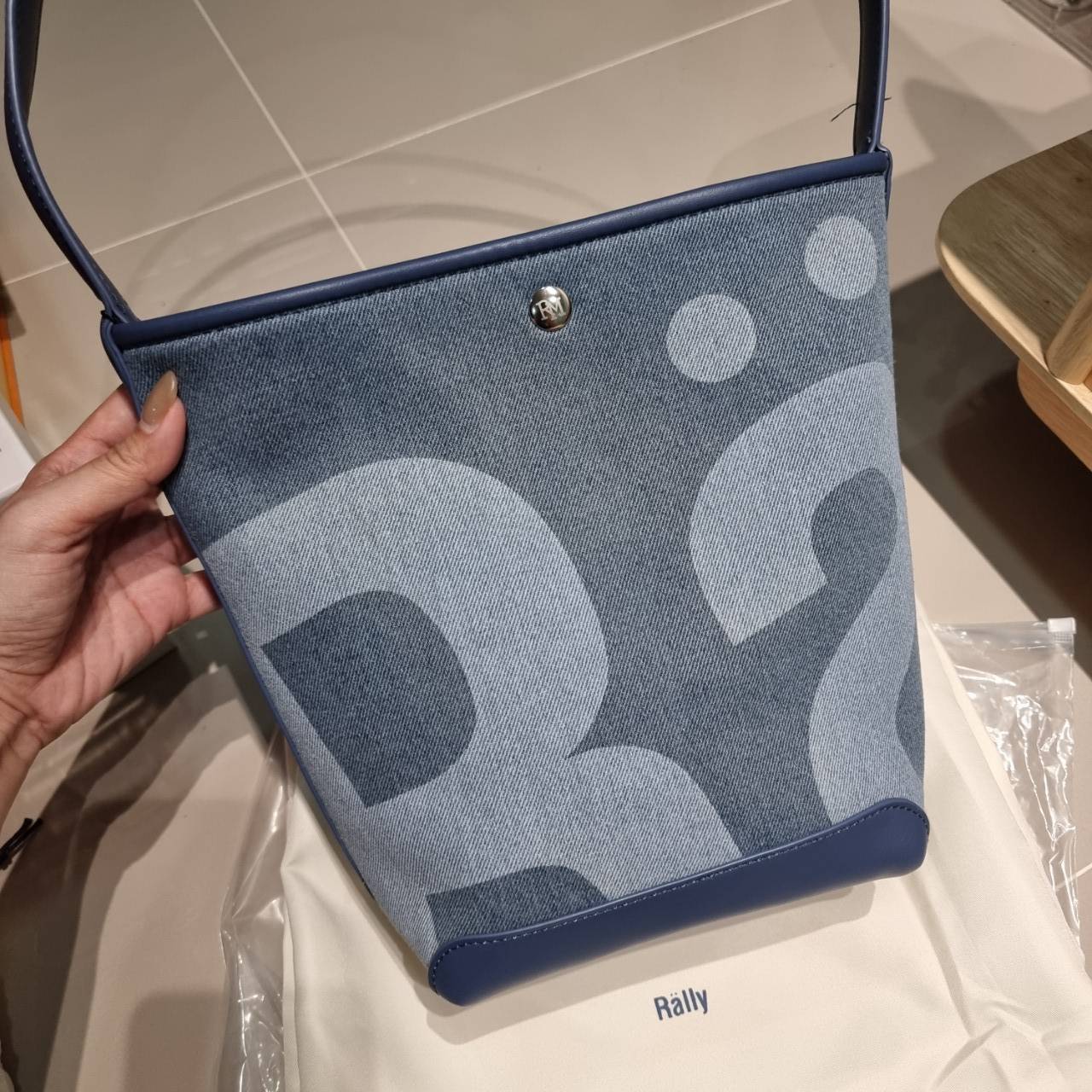 Rally movement the bag denim เป็นไอเท็มที่ฮอตสุดๆแห่งปีจริงๆ กับกระเป๋าทรงบัคเก็ต ที่ดีไซน์ออกมาคลาสสิคและใช้งานง่ายจริงๆ