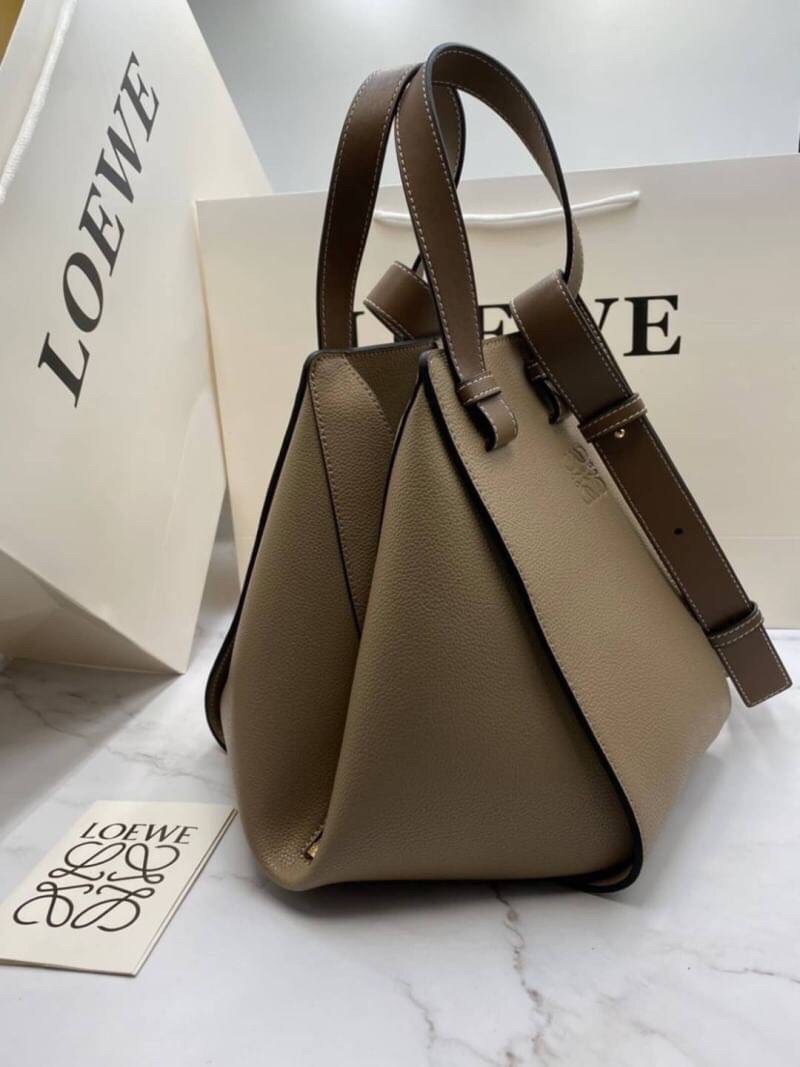 VIP GIFT 】หนังแท้ Loewe Small Hammock bag in pebble grain calfskin A multifunctional bag with supple side panels that release to change its shape. Looped straps allow the bag to be worn in multiple ways. This small version is in pebble grain calfskin.