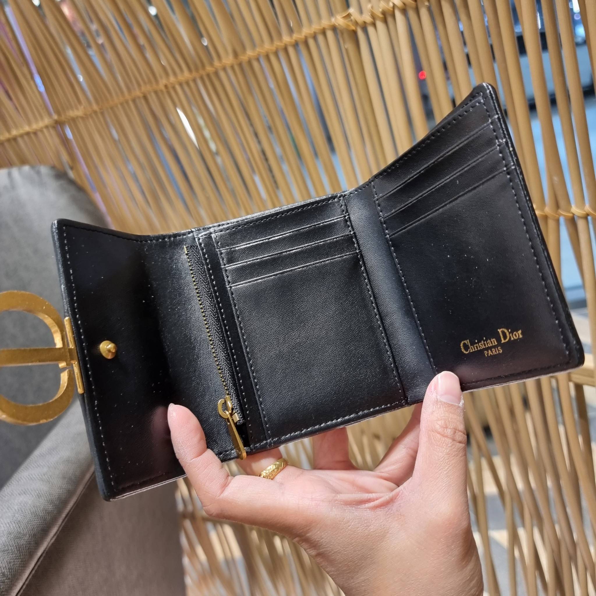 VIP 】CD TRIFOLD WALLET WITH GWP ที่สุดของความคลาสสิค กระเป๋าสตางค์ใบสั้นแบบพับ พรีเมี่ยมกิ๊ฟจากเคาน์เตอร์ วัสดุผ้าแคนวาสปักลาย สลับหนังแท้ภายใน โลโก้สีทองเหลือง สวยวินเทจ โดดเด่นเป็นเอกลักษณ์ ภายในมีช่องใส่บัตร ใส่ธนบัตร ใส่เหรียญได้ คัดมาให้แบบปังๆ ต้องจ