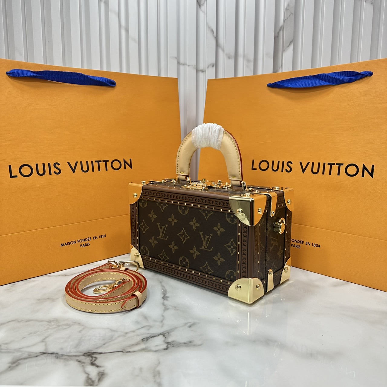 ORI หนังแท้ | LV Petite Valise Trunks S-lock Monogram canvas กระเป๋าสะพายทรงทรังค์ดีไซน์ขนาดเล็กพกพาสนุก เปี่ยมไปด้วยพลังและหรูหรา แคนวาสเคลือบลายโมโนแกรม ตัดขอบด้วยหนัง และฮาร์ดแวร์สีทอง ทรังก์เดินทางสไตล์เฟมินีนที่คุณควรมีในครอบครอง