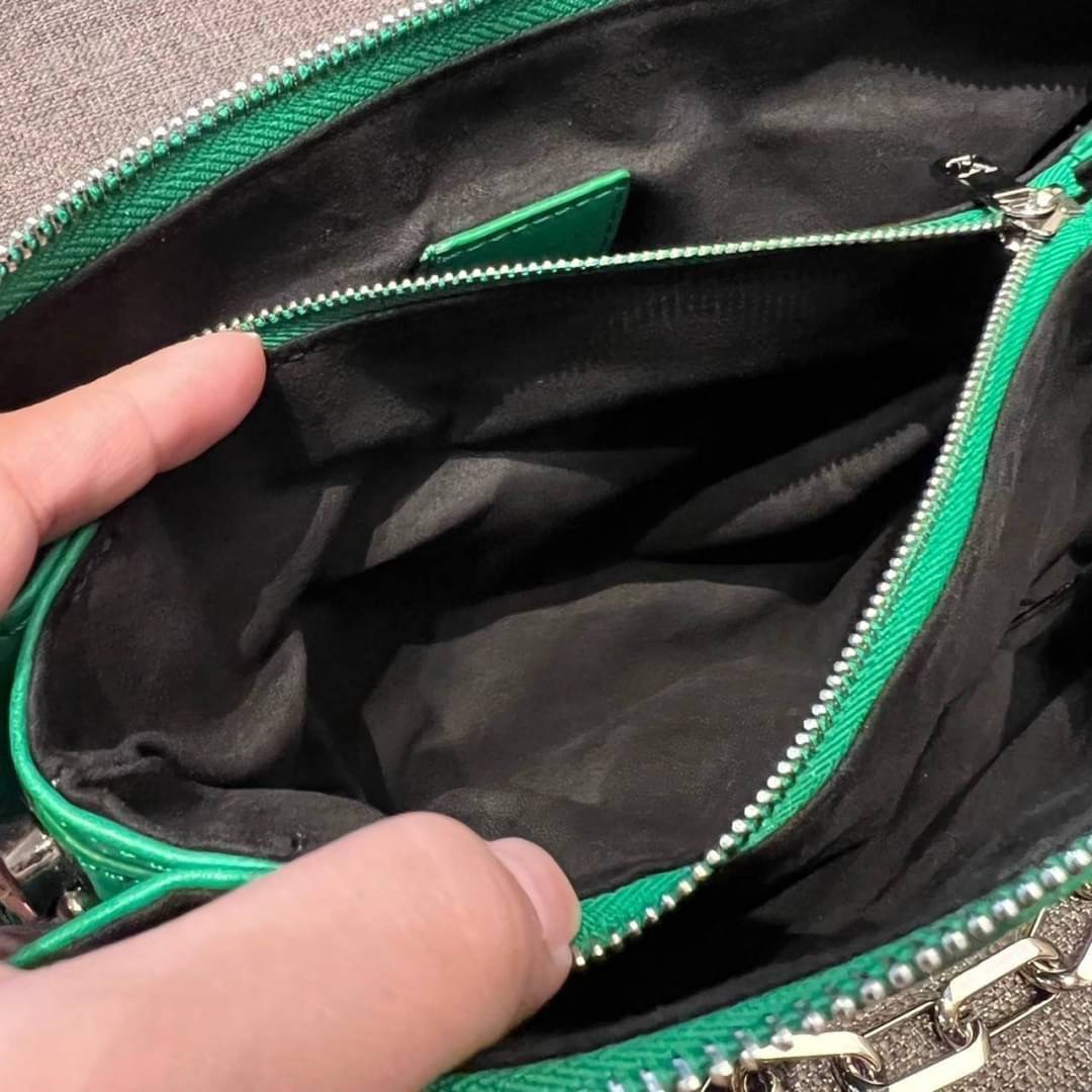 LV HANDLE POUCH MONOGRAM / LV Coussin กระเป๋าสะพายกึ่งคลัชท์ สุดล้ำ มาแรงมาก ด้วยความสวยปังตั้งแต่แรกเห็น วัสดุหนังแกะปั๊มลายสวยคม มาพร้อมสาย 2 เส้น เลิศๆ มีสายโซ่ที่มีดีเทลละเอียดไม่ซ้ำ และสายสปอร์ตครอสบอดี้ ที่จะคล้องไว้ทั้งสองเส้นก็ดีงาม หรือสลับใช้ตาม