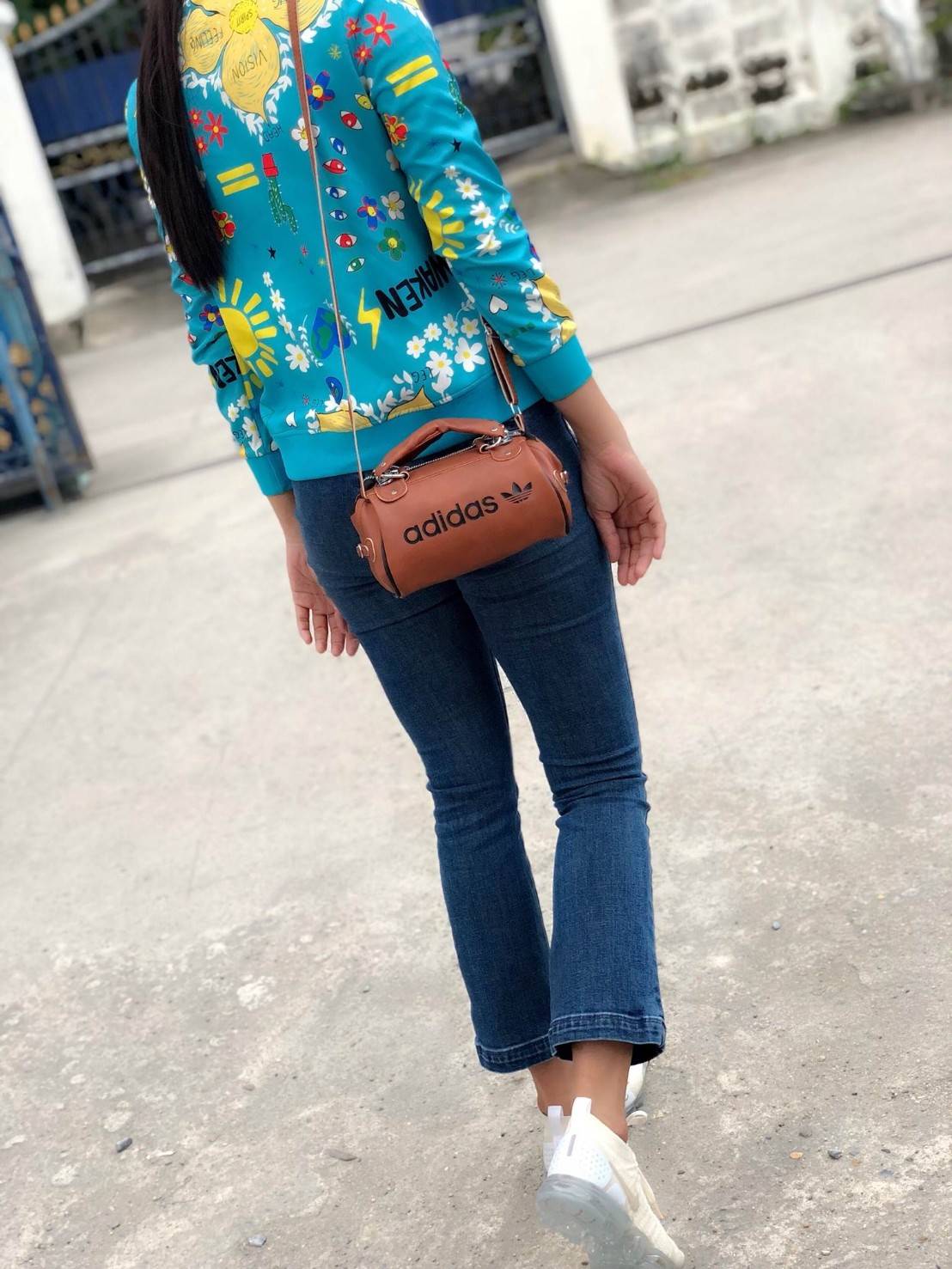 Adidas mini shoulder bag and messenger bag 2018 พร้อมส่ง กระเป๋าสะพายข้างแนว Sport วัสดุ pu หนังนิ่ม น้ำหนักเบาค่ะ ใช้ได้ทั้งด้านหน้าและหลังค่ะ ตัวกระเป๋าสกรีนโลโก้แบรนด์ เปิดปิดกระเป๋าแบบซิป ภายในโล่ง กว้างสามารถใส่มือถือได้ กระเป๋าสตางค์ใบเล็กได้ หรือขอ