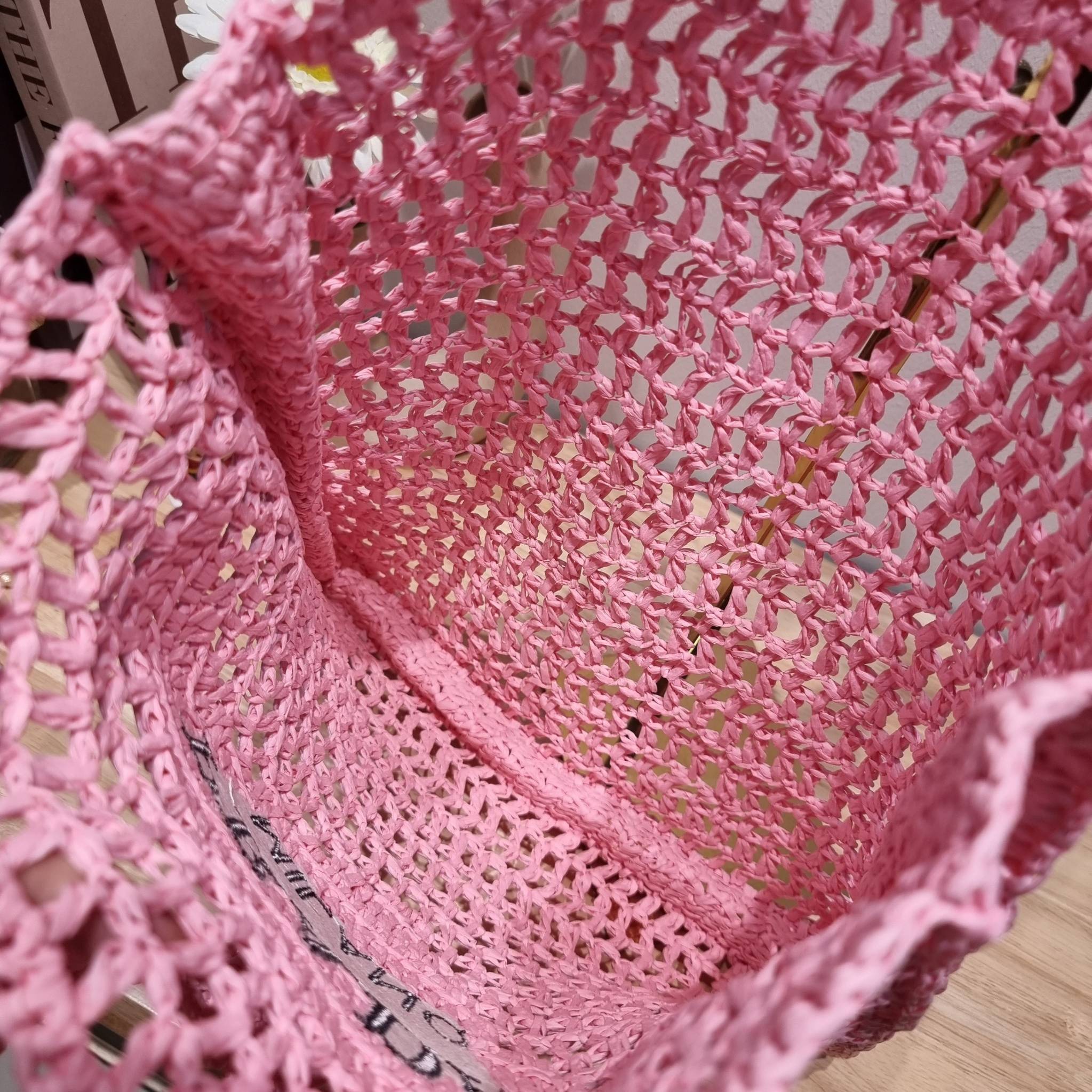PRADA RAFFIA TOTE BAG สวยไม่ซ้ำใคร สไตล์บีช เหมาะมากกับการสะพายไปเที่ยวทะเล หรือจะใช้ในวันสบายๆก็ตอบโจทย์ กับกระเป๋าสะพายสานใบใหญ่ ตัวกระเป๋าเป็นวัสดุสังเคราห์จากธรรมชาติ