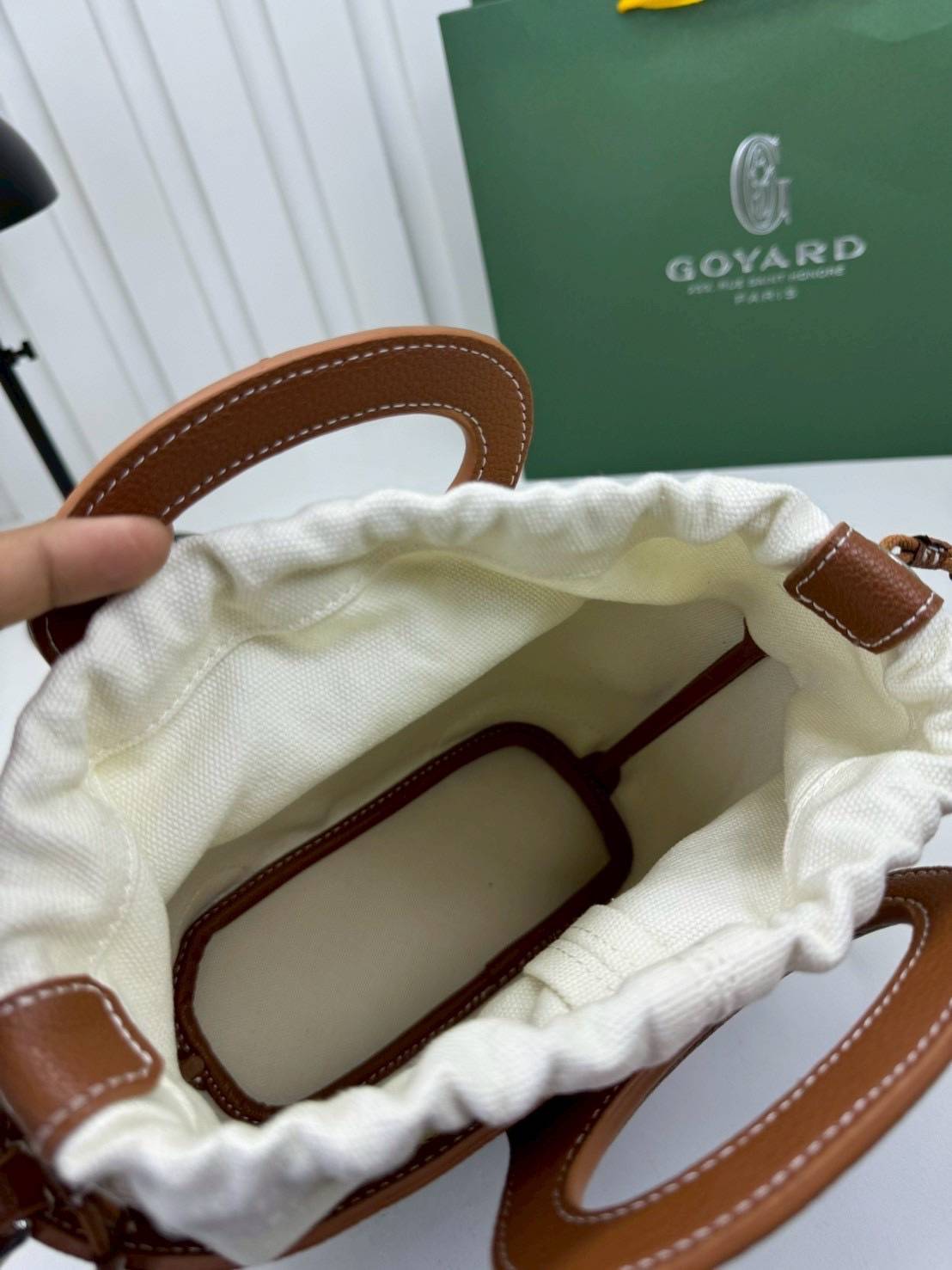 ORI หนังแท้ | Goyard Beluga Mini Bag กระเป๋าสะพายทรงบัคเก็ต พร้อมหูจับในตัว สะดวกใช้งาน ด้านในเป็นผ้าดีไซน์ผูก เพิ่มความน่ารักน่าใช้ สวยมากค่ะ