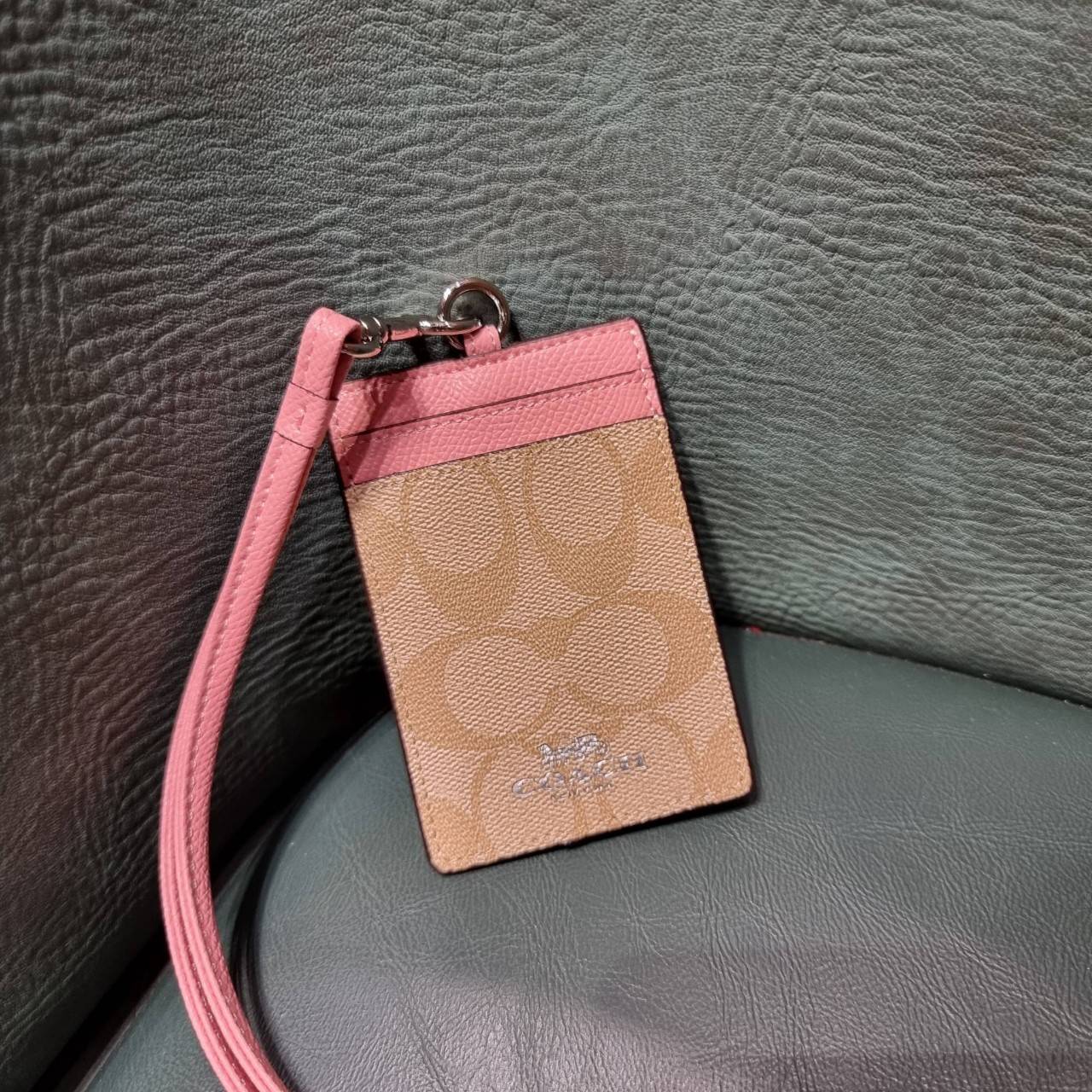 COACH ID LANYARD IN COLORBLOCK SIGNATURE CANVAS ง่ายๆแบบไม่ธรรมดา!! คลาสสิคแต่มีดีเทลโดดเด่น!! กระเป๋าถนอมบัตร พร้อมสายคล้องคอ ดีไซน์ลวดลายสวย ดูดีทุกแบบ ใช้งานง่าย พกพาสะดวก จะใส่บัตรพนักงาน บัตรเครดิต บัตรปชช. ใบขับขี่ และบัตรอื่นๆที่อยากจะใส่!! ตามใจไป