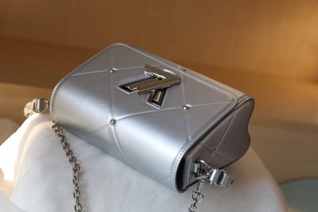 หนังแท้ LOUIS VUITTON Epi Twist Shoulder Bag MM พร้อมส่งที่ไทย เกรดออรินอลงานหนังแท้ทั้งใบ ภาพสินค้าถ่ายจากงานขายจริง ใช้งานต่างประเทศได้