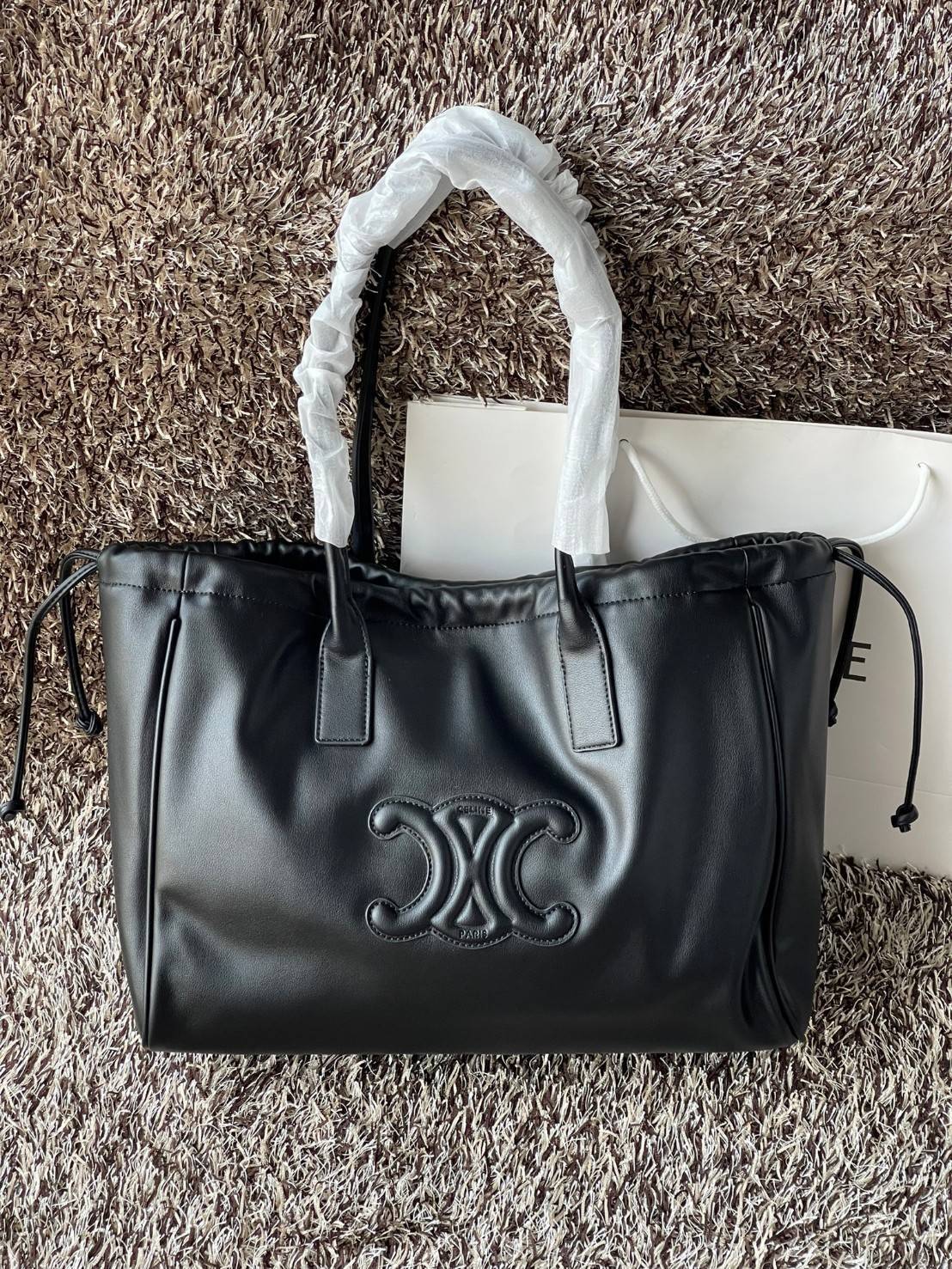 Celine cabas drawstring cuir triomphe in Smooth Calfskin / celine shopping bag เป็นกระเป๋าที่ดีไซน์คลาสสิก เรียบหรู ไม่ตกยุค โดดเด่นเพราะมีโลโก้อยู่ตรงกลาง ออกแบบมาให้ใส่ของใช้ในชีวิตประจำวัน ซึ่งคุณสามารถใช้เป็นกระเป๋าถือหรือสะพายไหล่ก็ล้วนเก๋และมีความคล