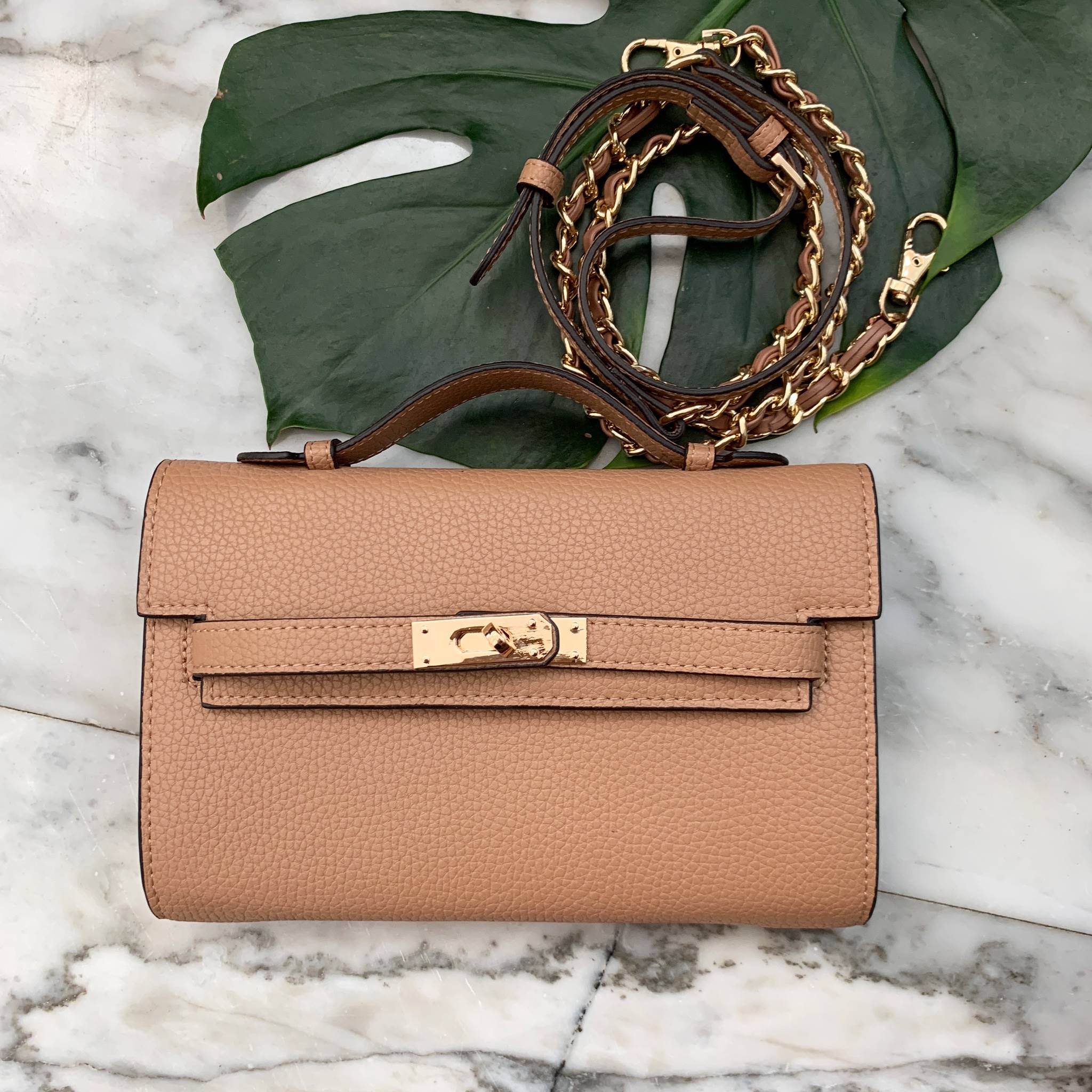 KEEP • Ellis • กระเป๋า คลัช ถือ //สะพาย ขนาด กะลังดี ทรงสวย แค่ใบเดียวจบ! หนังคุณภาพเยี่ยม ภายใน จุของคุ้ม ใส่บัตร ใส่มือถือได้ทุกรุ่น ใบนี้ จะแต่งกับ Look ไหนก้อเข้ากันได้ดีแน่นอนค๊า Don't miss!! หนังลายสวยมาก นิ่มมือ ภายในใส่ของจุกจิก 2 ด้านเลย สาม