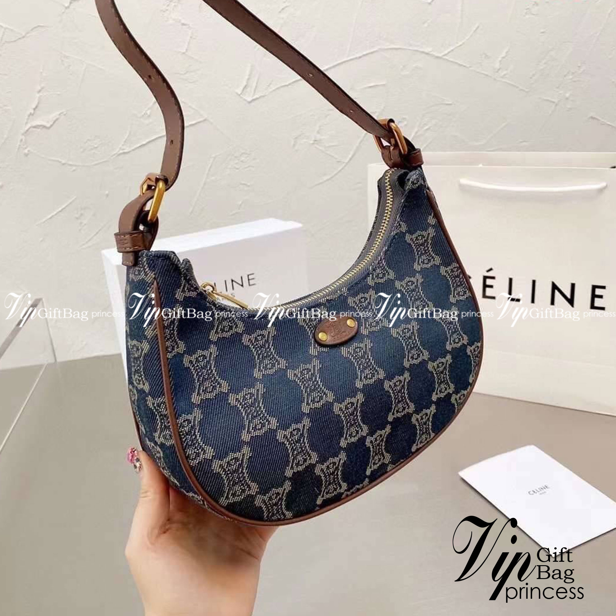 CELINE Ava handbag Blue in Denim / Celine Denim Ava Monogram Bag / Celine Paris Macadam shoulder bag กระเป๋าคล้องไหล่ซีลีนรุ่นใหม่ ตัวกระเป๋าทำจากผ้ายีนส์(ผ้าฝ้ายคุณภาพดี) ใช้งานทน สายสะพายหนัง ด้านในกว้างขวางใส่ของได้เยอะ ทรงนี้นิยมสุดๆ งานสวยมากกกก ก.ล้