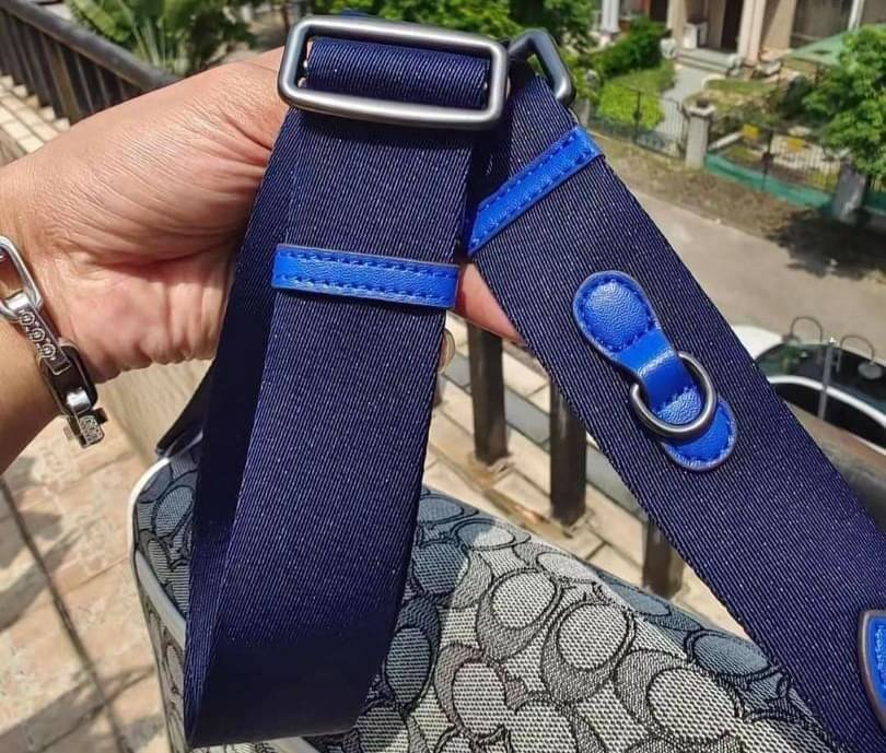 Coach C9158 League Messenger Bag Crossbody Sling Bag ใหม่ล่าสุด คอลที่หนุ่มๆก็ต้องใจละลายไม่แพ้สาวๆ กับกระเป๋าสะพายทรงแมสเซนเจอร์ ดีไซน์ทรงคลาสสิคใช้งานง่าย ดีเทลน้อยแต่มาก!! ดูดีดูแพงเกินเบอร์ไปเลย ภายในเป็นช่องโล่ง มีช่องแยก แบ่งสัดส่วนได้ดีมากๆ มาพร้อม