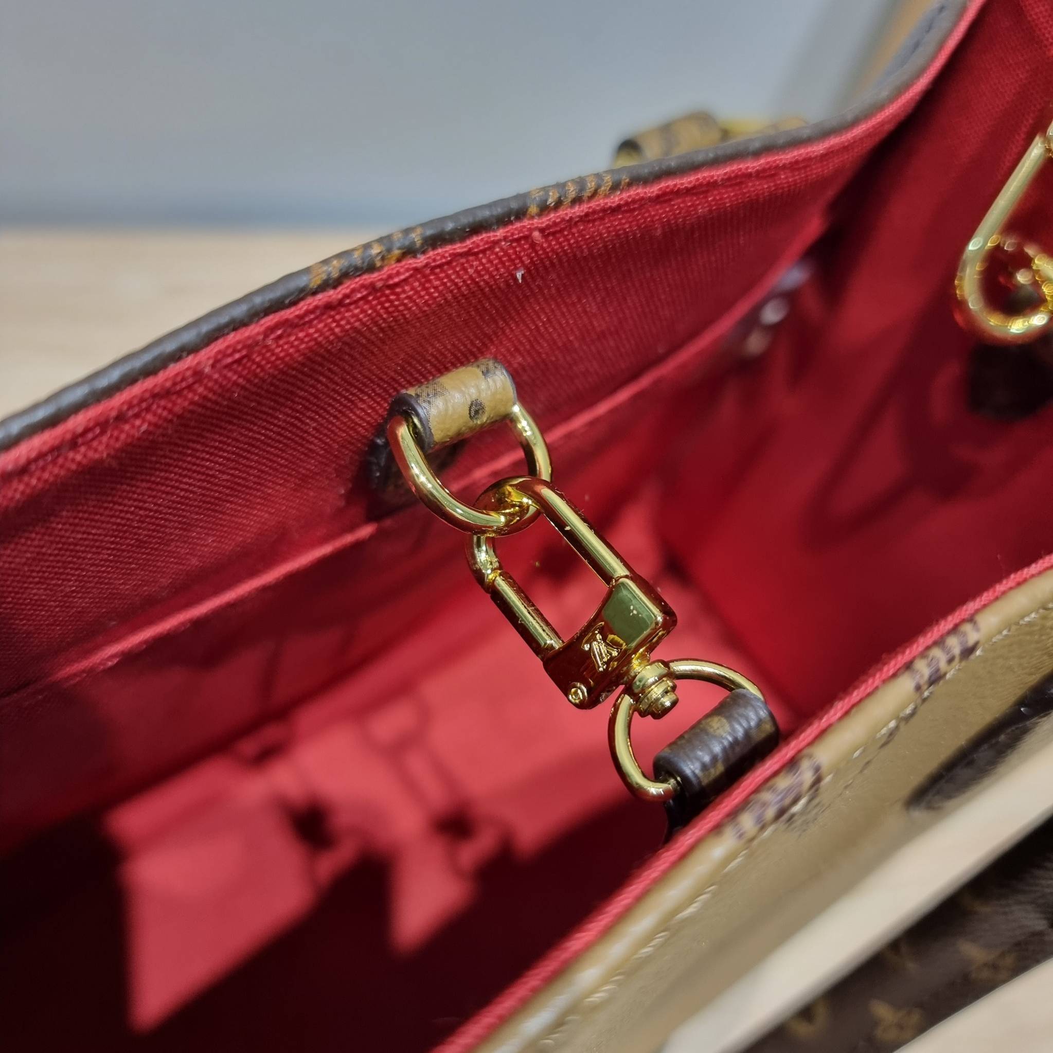 LV Onthego Small Bag กระเป๋าทรงโท้ทดีไซน์ใหม่ พร้อมสายสะพายสปอร์ตและใบลูก LV small tote with strap โทนสีคลาสสิคใช้งานง่าย ตอบโจทย์ได้ทุกลุค ทุกสไตล์