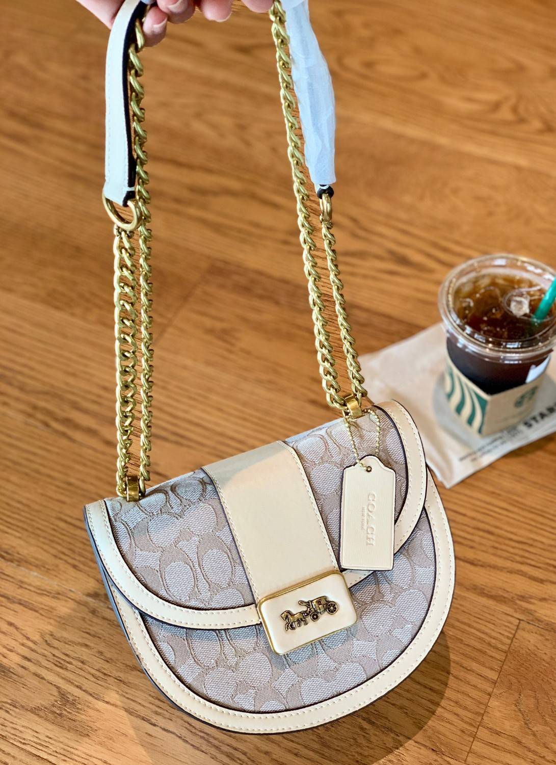 COACH ALIE SADDLE BAG IN SIGNATURE JACQUARD (C4694//C3464) New item!! กระเป๋าสะพายทรง saddle ดีไซน์วินเทจย้อนยุค แฝงความหรูในตัวด้วยอะไหล่สีทองเหลือง โดดเด่นไม่ซ้ำใครแน่นอน วัสดุผ้า jacquard สลับหนังแท้ ภายในเป็นช่องโล่ง มาพร้อมสายสะพายครอสบอดี้ ที่สามารถ