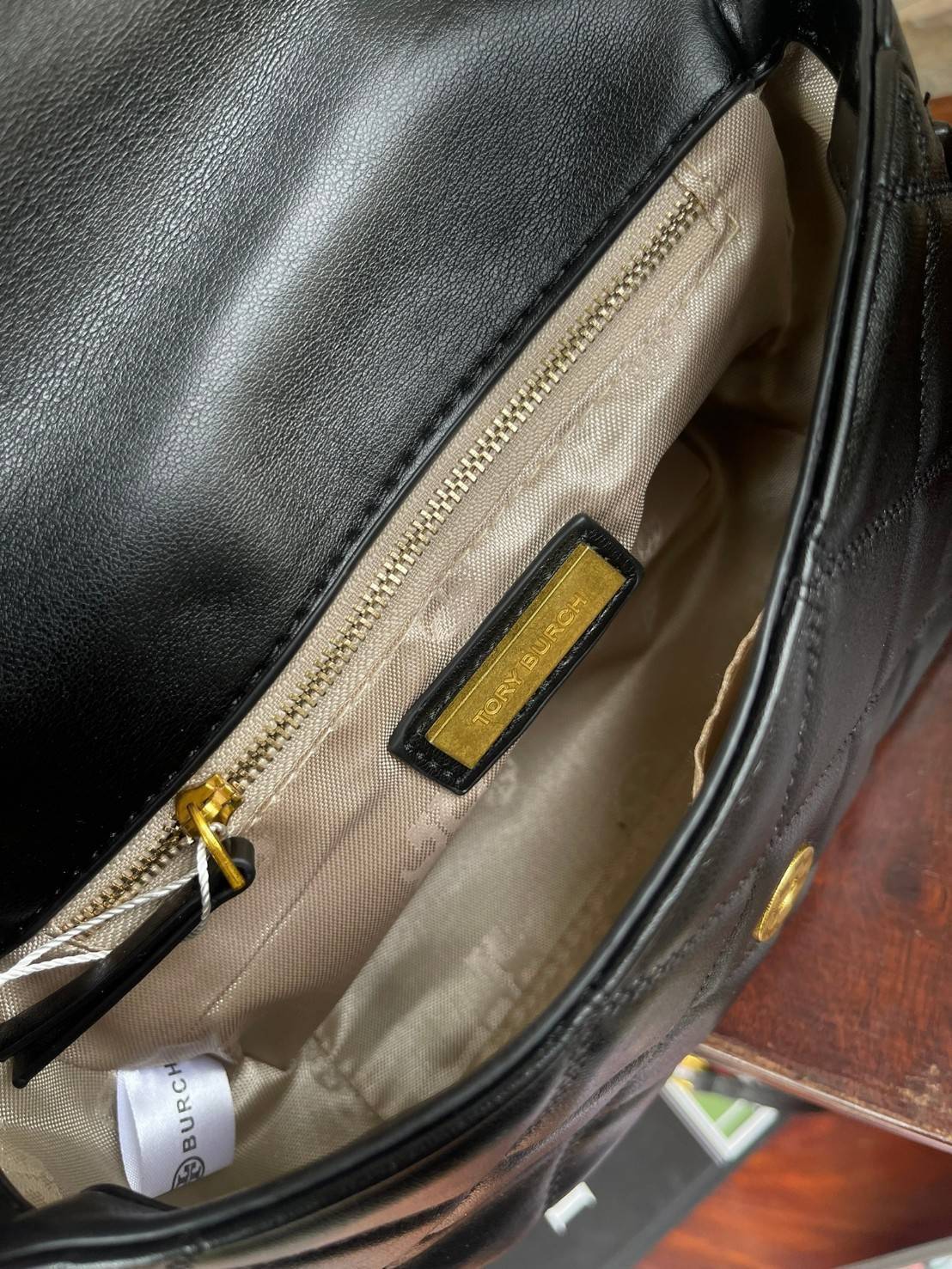 Tory burch crossbody and mini top handle Bag กระเป๋าถือที่มีดีไซน์แสนจะธรรมดาแต่ให้ลุดสุดชิด โดยลวดลายการเดินด้ายกระเป๋าที่มีรสนิยมดูแล้วคลาสสิค ตัวกระดุมของกระเป๋าเปิด-ปิดได้ง่าย หนังมีความนิ่ม จะถือก็ให้ความเก๋ได้อีกแบบ เหมาะกับการไปเที่ยวทั้งในวันสบาย