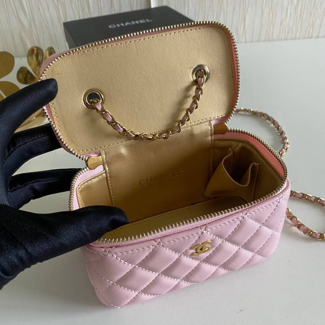 VIP GIFT 】หนังแกะแท้ CHANEL Box With Chain สายโซ่ทองหรูมาก หนังเรียบฟู ขึ้นเงา กระทบแสงยิ่งสวยค่าา โทนสีสวยสดใส เหมาะมากสำหรับสาวๆ ชิคๆ ต้องบอกเลยรุ่นนี้เหล่าเซเลบใช้กันเยอะมากๆ แค่อะไหล่ก็หรูไปเดินครึ่งแล้วค่าา😁 พร้อมส่งที่ไทยที่นี่ที่เดียว