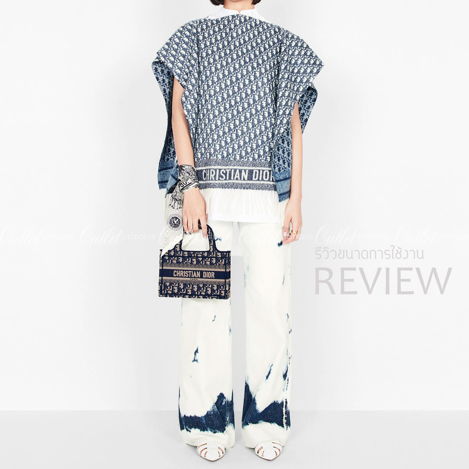 CHRISTIAN DIOR MINI BOOK TOTE กระเป๋าถือทรง Shopping ไซส์มินิ สวยคลาสสิค พกพาสะดวก ใช้งานง่ายสุดๆ วัสดุงานทอละเอียดคุณภาพดี ภายในเป็นช่องโล่ง ใบจริงงานสวยเกินเบอร์!! ไม่ผิดหวังจ้า