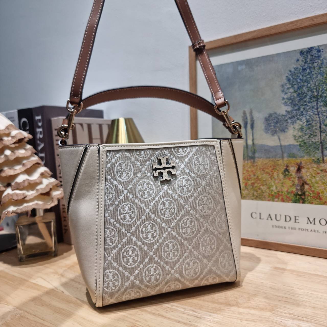 TORY BURCH SMALL T MONOGRAM MCGRAW BUCKET BAG กระเป๋าทรงบัคเก็ตโมโนแกรม เกรดออริ สลับแท้ 1:1 ใช้งานต่างประเทศได้