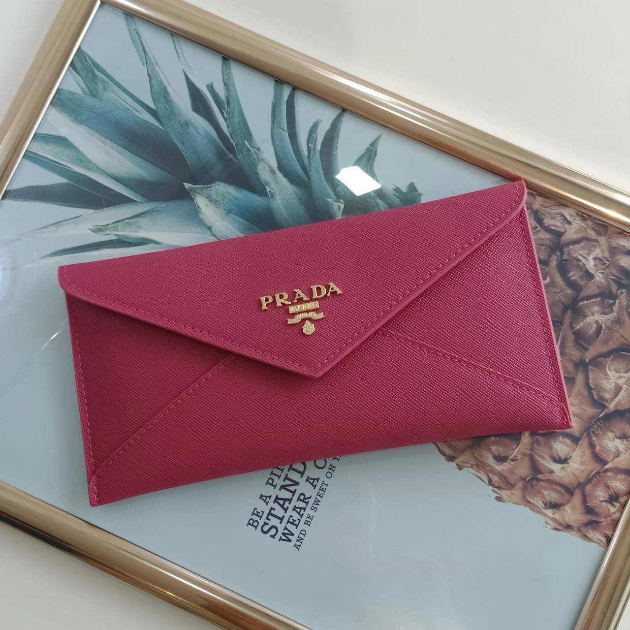 กระเป๋าสตางค์ยาว **ทรงหรู จากงานพรีเมี่ยมกิ้ฟ จากเคาเตอร์ต่างประเทศ จากแบรนด์ PRADA ลายหนัง saffiano ของแท้ 100% เปิดปิดฝาพับ มีช่องใหญ่1ช่อง ช่องใส่บัตร 3 ช่อง ใส่ได้ถึงแบงค์พัน หรือจะใส่มือถือได้ถึง Iphone+ และช่องซิปใส่ของจุกจิกด้านหลังน้ำหนักเบา จับถน