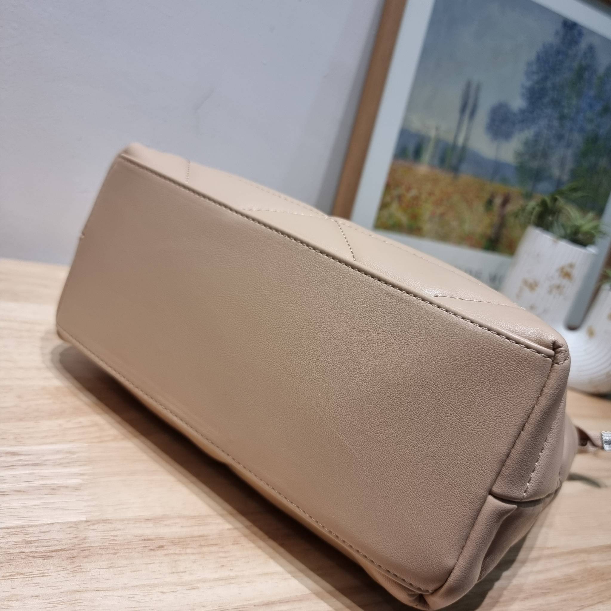 PRADA LEATHER PADDED BAG ใหม่ล่าสุด กับคอลเลคชั่นที่ทำออกมาตอบโจทย์ได้ทุกไลฟ์สไตล์ และเป็นยูนิเซ็กส์ กับกระเป๋าทรงโท้ท ขนาดกำลังดี วัสดุหนังเรียบ ตัดเย็บเดินเส้นลายตาราง ปากกระเป๋ามีซิปเปิดปิด ภายในเป็นช่องโล่ง