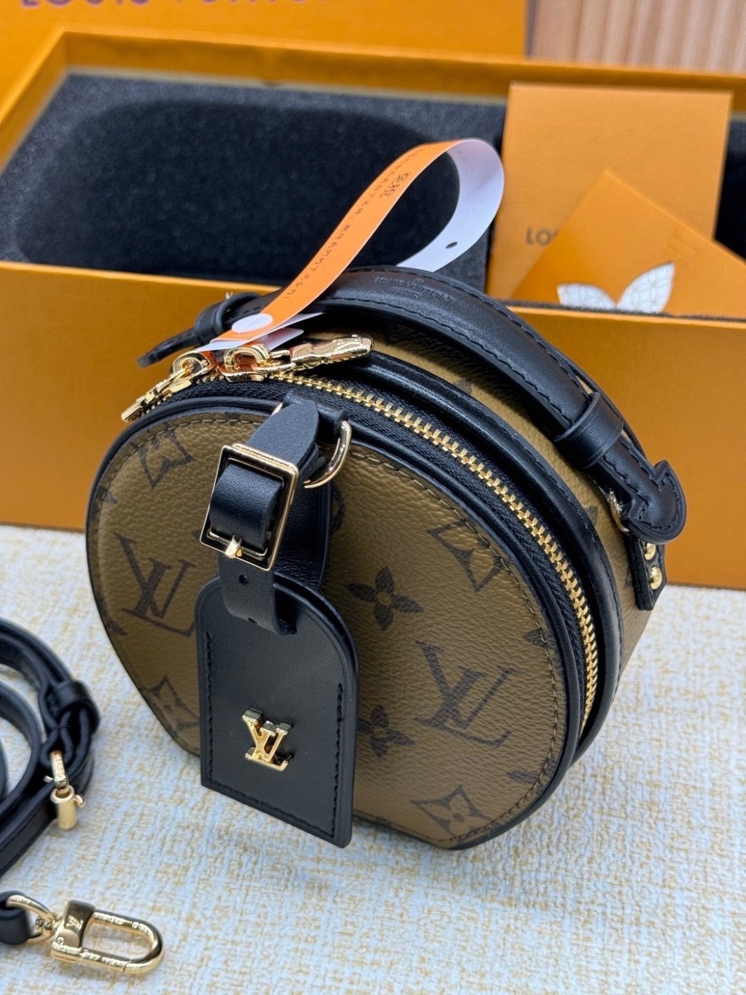 สลับแท้ Top ORI | LV Mini Boite Chapeau / lvpetite กระเป๋าคาดเอว พร้อมสายสะพายข้างได้ หนังแคนวาสแท้ เกรดดีสุด 🤍 เกรดเทพออริจินอล สลับแท้ 1:1 ภาพถ่ายจากงานขายจริง ใช้งานต่างประเทศได้