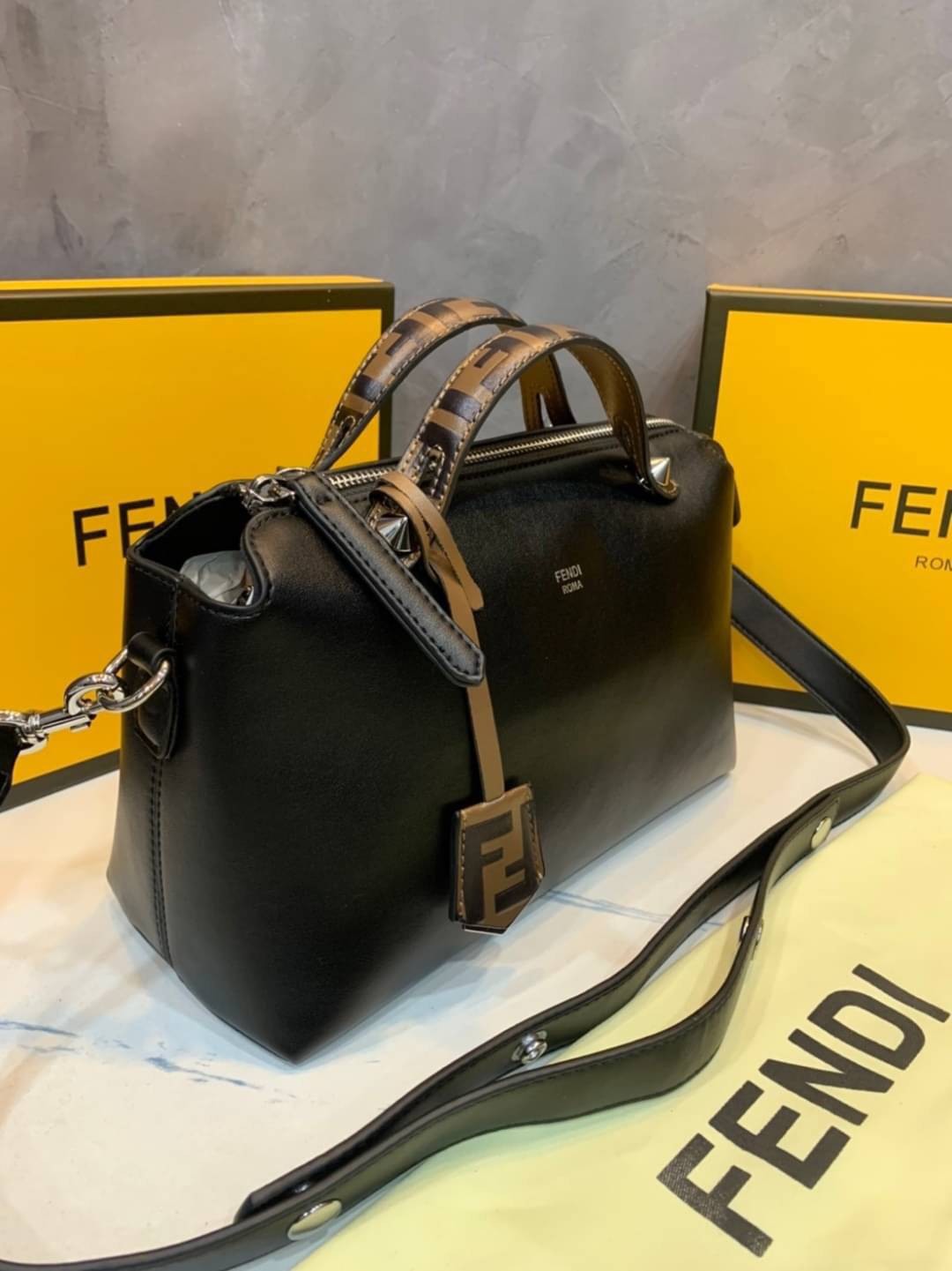 FENDI By The Way tote น้องงกลับมาแล้วว ใครรออยู่ห้ามพลาดจร้าา สวยๆอย่างนี้อดใจยังไงไหว!! กระเป๋ารุ่นที่ไม่ว่าจะใช้แบบหิ้วหรือสะพายข้างก็สวยทุกลุค แถมแมทกับชุดได้ง่าย เหมาะกับทุกๆวัน สินค้าพร้อมส่ง มีจำนวนจำกัด