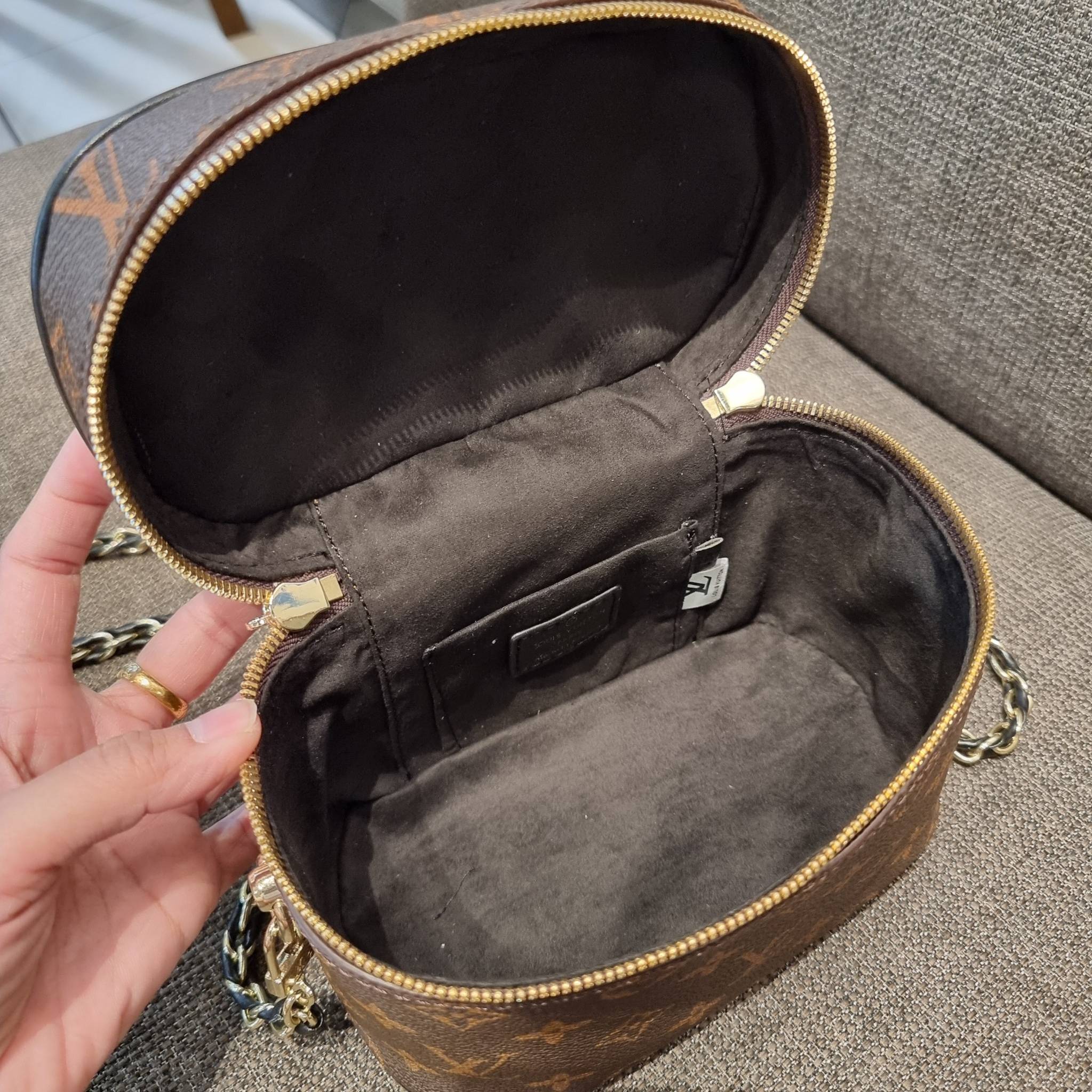 LV EXCLUSIVE VIP COSMETICS GIFT BOX กระเป๋าถือ/สะพาย สวยอยู่ทรง มาพร้อม box set สุดหรู adapt ใช้เป็นกระเป๋าเก็บเครื่องสำอางค์ ถือเชิดๆ หรือสะพายเลิศๆ ไปเที่ยว ไปไหนๆก็ดูแพง!! สวยจริงจัง!! พิเศษ!! มาพร้อมแม่กุญแจล็อคครบชุด และพวงหนังห้อย คุ้มมากๆแม๊!! ทุกด