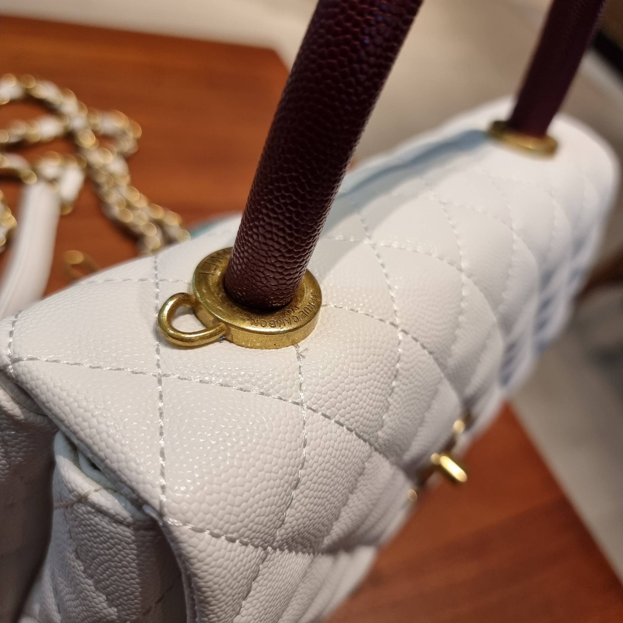 VIP 】รุ่นยอดฮิตตลอดกาล ไซส์กำลังสวย!! จากแบรนด์ Chanel กระเป๋าถือ/สะพาย หนังลายคาเวียร์ โลโก้เด่นชัด เปิด-ปิดกระเป๋าด้วยตัวบิดล็อค อะไหล่สีทองหรู ทรงสวยผู้ดี ภายในกระเป๋ามีช่องโล่งกว้างจุของได้พอสมควร มีช่องซิปแบ่งสัดส่วน ด้านหลังมีช่องเก็บของจุกจิกอีก 1 