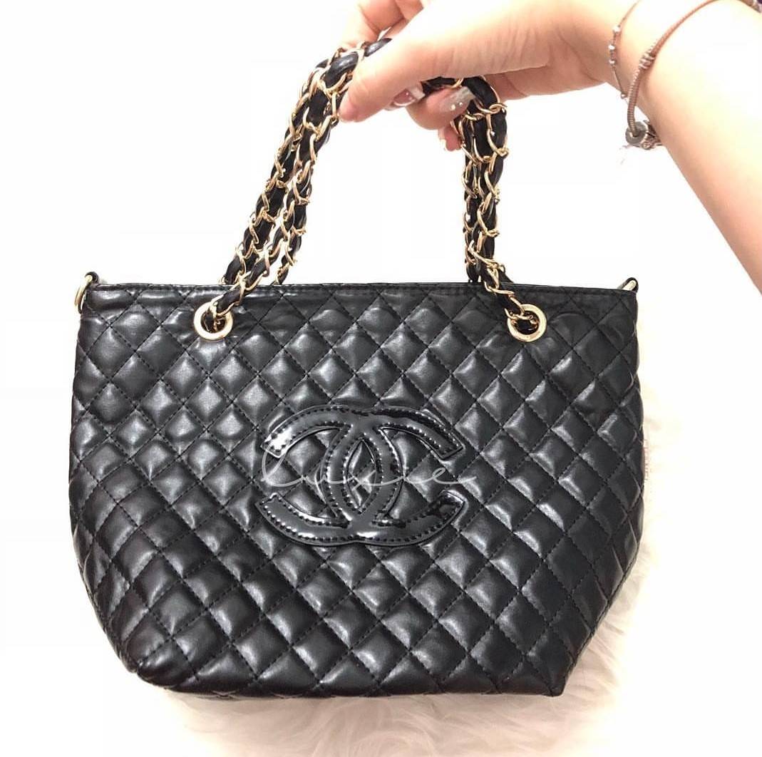Chanel GWP Tote Bag With Chain New arrival! กระเป๋าสะพายทรง Tote VIP Gift With Purchase รุ่น Limited Edition VIP gift ของแท้จาก Chanel Perfume Counter วัสดุหนังเรียบลายตาราง ขนาดกำลังดี น้ำหนักเบา ด้านหน้ามีโลโก้ เปิดปิดด้วยกระดุมแม่เหล็ก ภายในมีโลโก้ และ