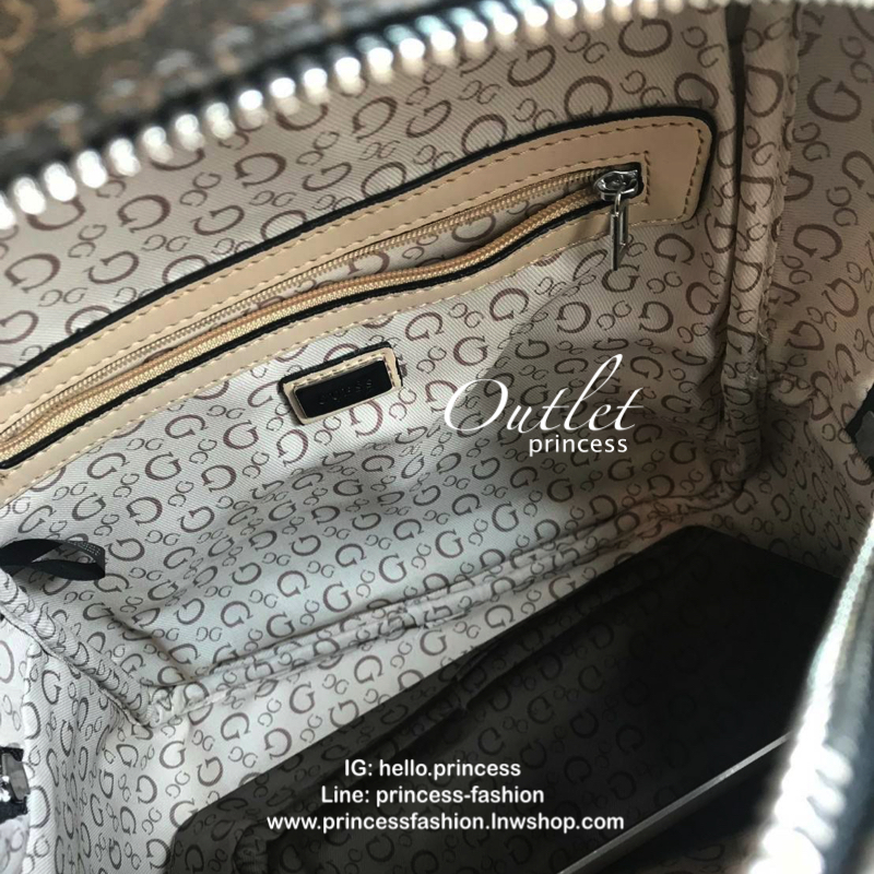 Guess Factory Mini Backpack กระเป๋าเป้สะพายขนาดกลาง มีฐานกว้าง จุของได้เยอะ เปิดปิดด้วยซิปคู่ใช้งานง่าย ภายในกว้าง ใส่กระเป๋าสตางค์ มินิไอแพคและของจุกจิกอื่นได้ ด้านหน้ามี1ช่องซิปใช้งาน ประดับโลโก้รูปสามเหลี่ยม สายสะพายปรับได้เพื่อนการใช้งานที่คล่องตัว เห