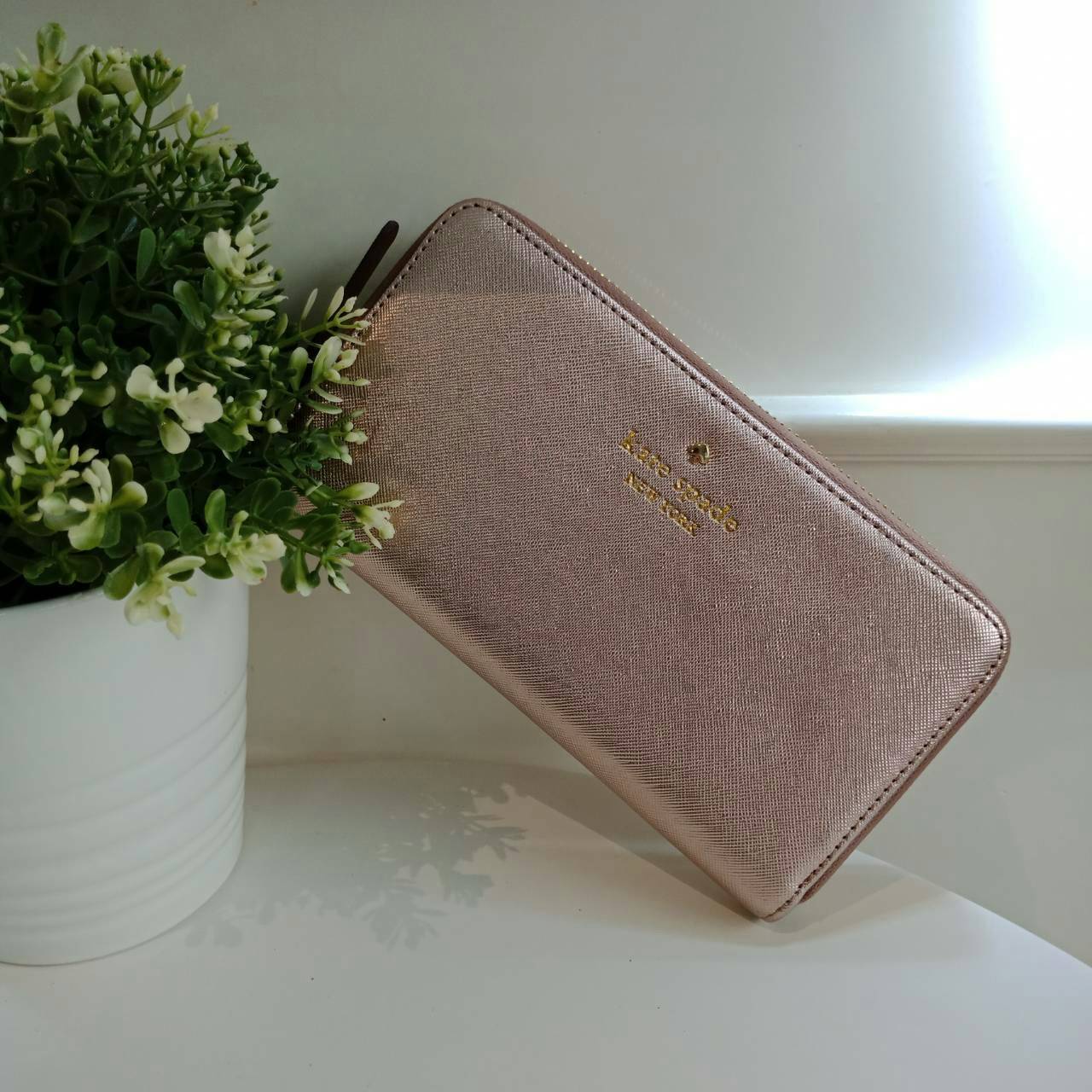 Best Seller **ถือแล้วหรูมาก 🎻 กระเป๋าสตางค์ใบยาวซิปรอปยี่ห้อ KATE SPADE กระเป๋าเงินหนังลาย saffiano อะไหล่สีทอง น้ำหนักเบา ด้านในมีช่องซิปใส่เหรียญ ใส่บัตร ใส่ธนบัตรได้จำนวนมาก ใบนี้สวยรับทรัพย์จริงๆ นานๆมาทีนะคะสีนี้ รีบคว้าด่วนเลยคะ