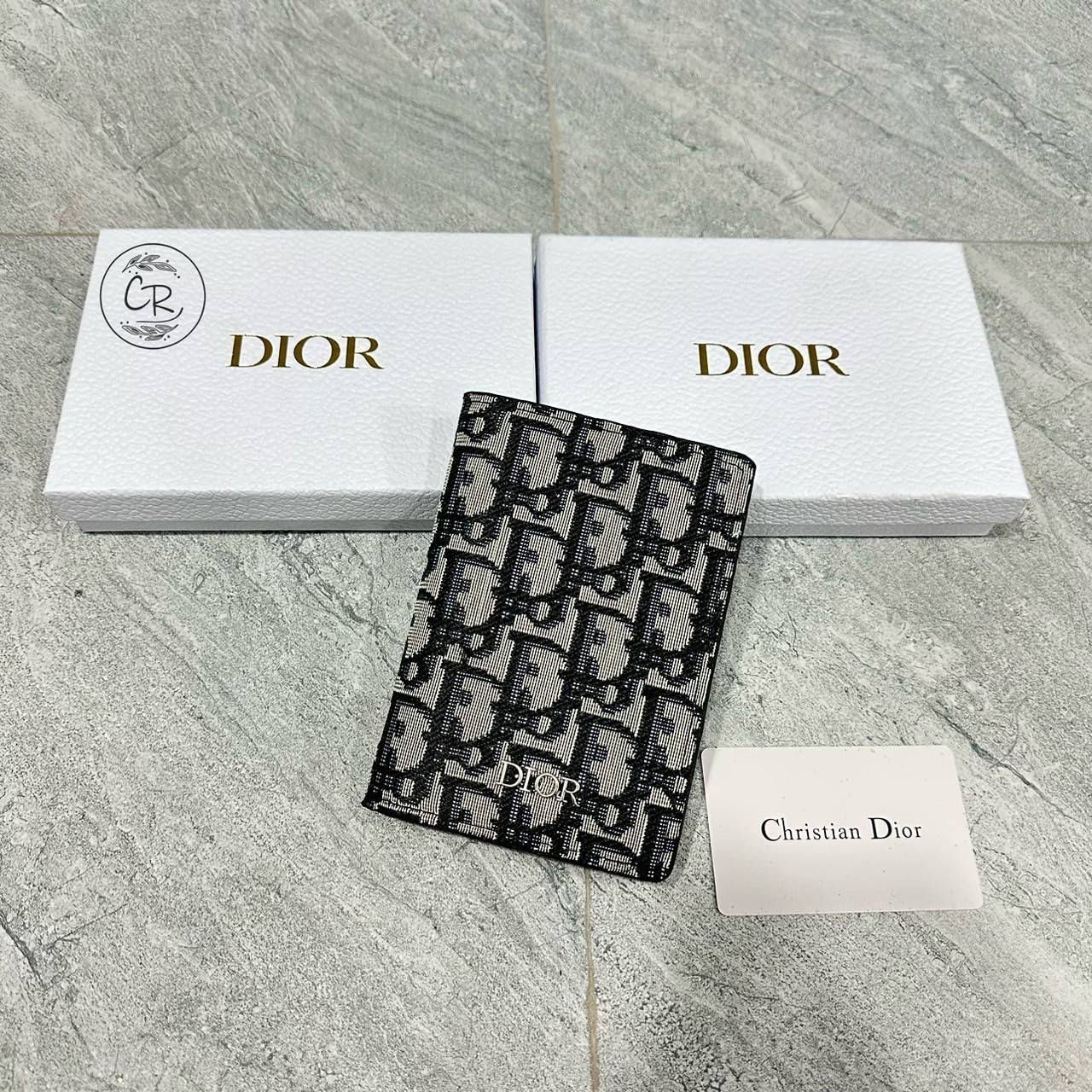 DIOR CARD HOLDER กระเป๋าใส่บัตร ไอเท็มที่จัดสรรความเป็นระเบียบให้คุณได้ง่าย ยังคงความหรูหรา เป็นสัดส่วนคล่องตัว มาพร้อมเสิร์ฟครบเซ็ท ในราคาน่ารักๆ ห้ามพลาดจ้า