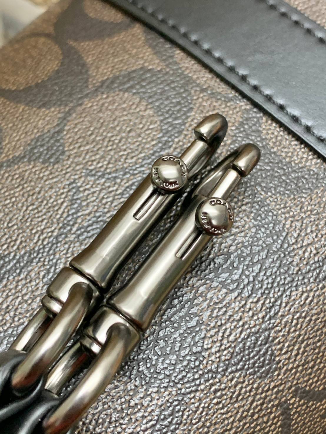 COACH GOTHAM DUFFLE 24 IN SIGNATURE CANVAS CA186 พร้อมส่ง กระเป๋าทรงหมอนรุ่นใหม่บ่าสุดปี 2022 รุ่นนี้สามารถใช้ได้ทั้งชาย//หญิง หนังแท้อย่างดี นิ่มทรงสวย มากๆค่ะ เปิด-ปิดกระเป๋าแบบซิปคู่ด้านบนมีกระดุมรวบหูหิ้วให้ด้วยนะคะ ภายในกระเป๋าสามารถใส่สัมภาระที่จำเป