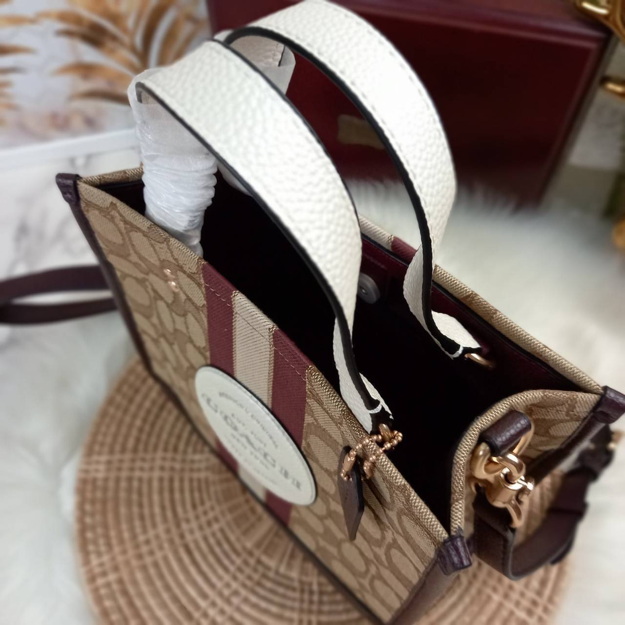 OUTLET 】COACH DEMPSEY TOTE 22 IN SIGNATURE JACQUARD WITH STRIPE AND COACH PATCH (C8406) สีใหม่ น่าใช้อีกแล้ววว 🌺กระเป๋าTOTE ทรงฮิตขนาดกำลังดี มีสายสะพายยาว ถอดได้ ปรับระดับได้ //ลุคไหนๆจัดว่าเกิดทุกงาน //วัสดุ Jacquard ทอลาย signature คาดแถบสีด้าน