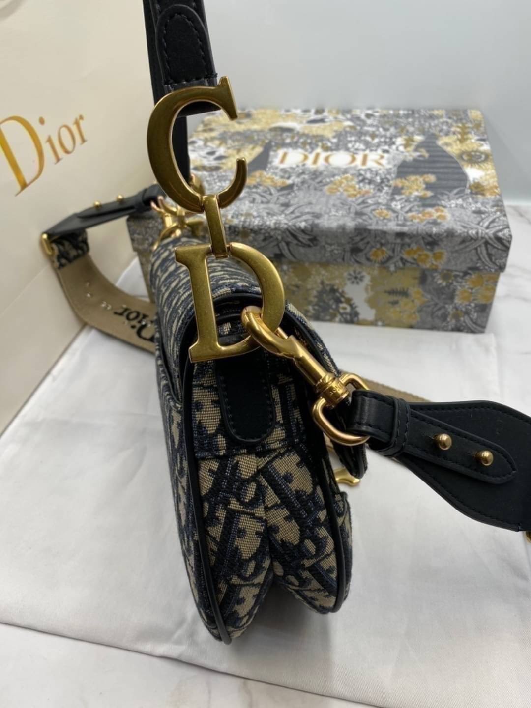 หนังแท้ DIOR SADDLE BAG Oblique Embroidery / Dior saddle with strap กระเป๋ารุ่นยอดนิยมตามแบบฉบับแบรนด์ งานทอลายคมชัด ใช้งานได้ 2 แบบ สะพายยาว CROSSBODY และสายสั้นถือได้เก๋ๆ ลุคนี้คูลสุดๆ เลยค่าา ภาพถ่ายจากสินค้าจริง! สวยมาก พร้อมส่งที่ไทยราคาสุดคุ้ม สาวๆ 