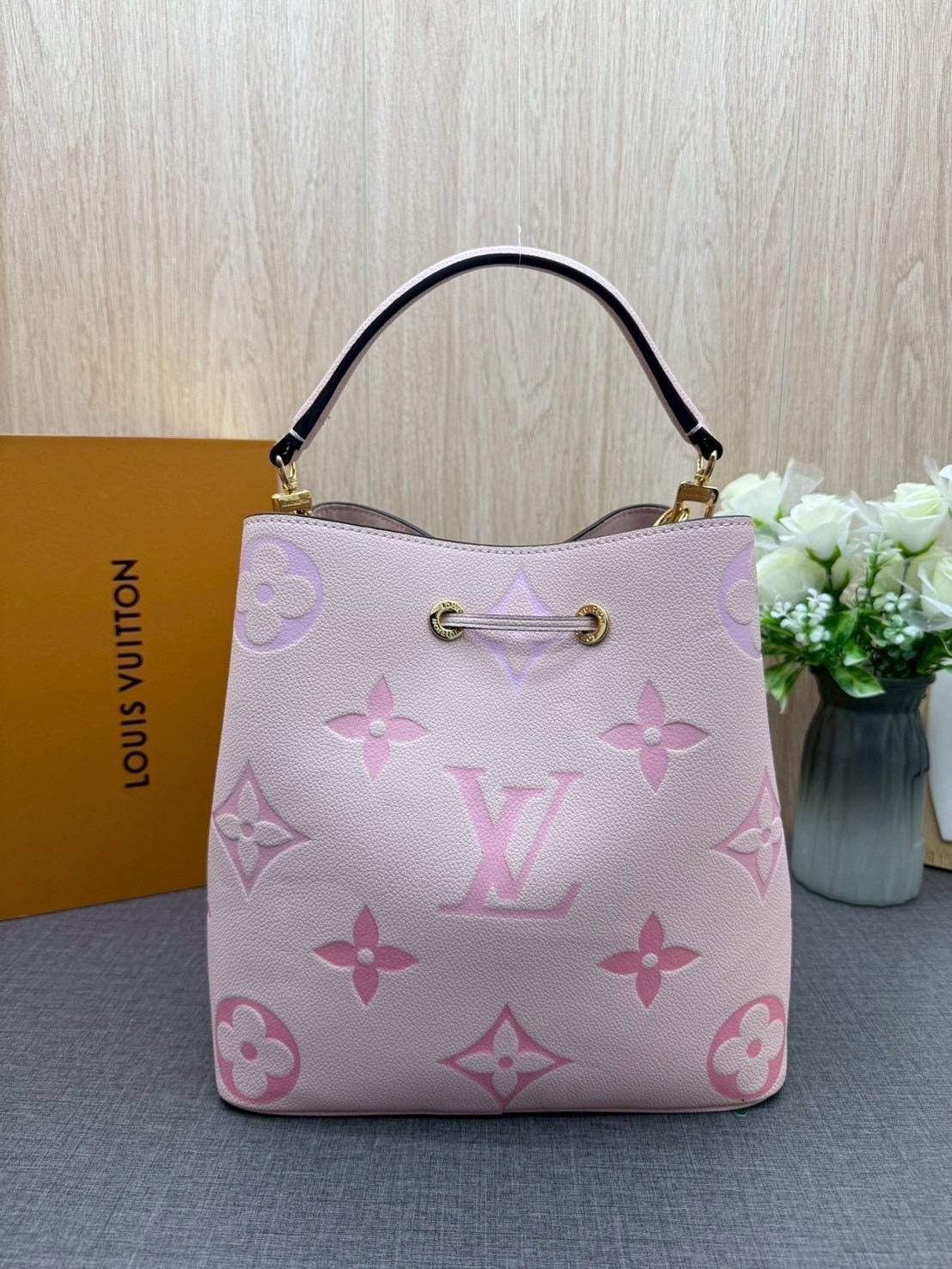 ORI หนังแท้ | LV NeoNoe MM Bucket bag Monogram Flower กระเป๋าสะพายทรงบัคเก็ต ลาย Monogram Flower โดดเด่นเพิ่มสไตล์ มีเสน่ห์ชวนหลงใหล