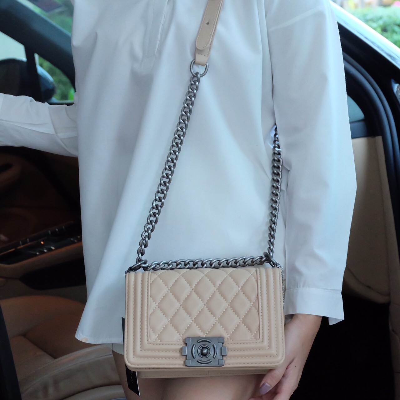สีใหม่ รุ่นขายดี ' Cozy Beige ' !!!! KEEP Quited Boy Bag กระเป๋า ทรง boy style KEEP LOOK Cool มากๆ เลยน๊าใบนี้ ไม่มีถือว่า Out มากๆ 💘ตัวกระเป๋าอยู่ทรง ทำจากหนังแกะสังเคราะห์นิ่ม-ตึงสวย สายโซ่ มีที่รองไหล่ สะพายสบายคะ สายปรับ สั้น ยาวได้ค