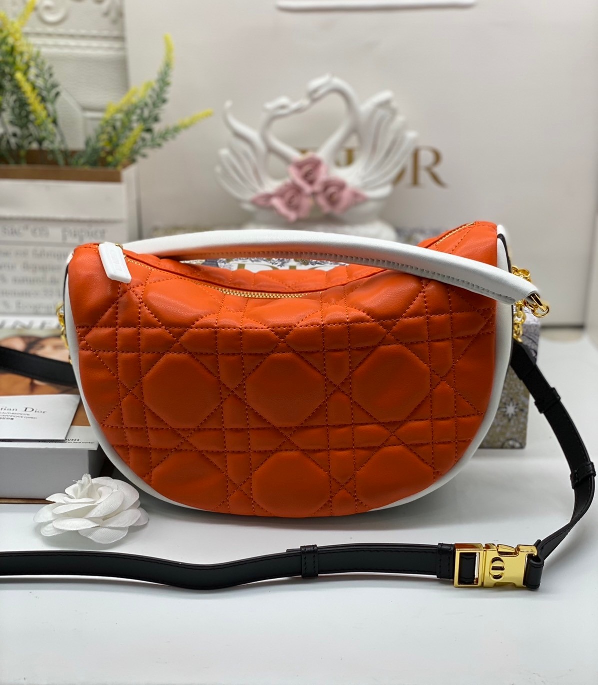 หนังแท้ DIOR MEDIUM DIOR VIBE HOBO BAG รุ่นใหม่ล่าสุด พร้อมส่งที่ไทย เกรดออริจินอลหนังแท้ สวยมากค่ะ ภาพสินค้าถ่ายจากงานขายจริง ใช้งานต่างประเทศได้