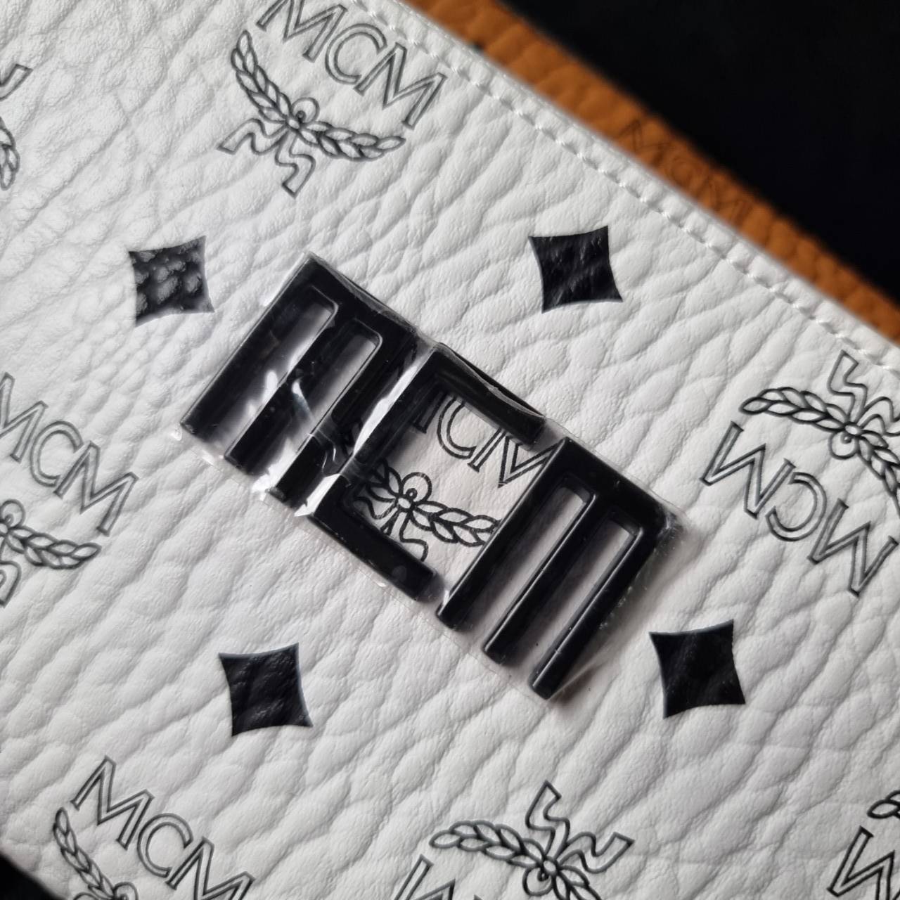 M.C.M KLASSIK CROSSBODY IN VISETOS MIX คลาสสิคสมชื่อ!! กระเป๋าสะพายข้างทรงครอสบอดี้ ดีไซน์มิกซ์แอนด์แมทช์สุดคูล ใหม่ล่าสุด เท่ได้ไม่ซ้ำใคร โลโก้โลหะรมดำดูมีเสน่ห์ วัสดุหนังแคนวาสคุณภาพดี มีช่องหลัก 2 ช่อง เปิด-ปิดด้วยซิป ด้านหลังมีช่องย่อยอีกหนึ่ง ภายในโล