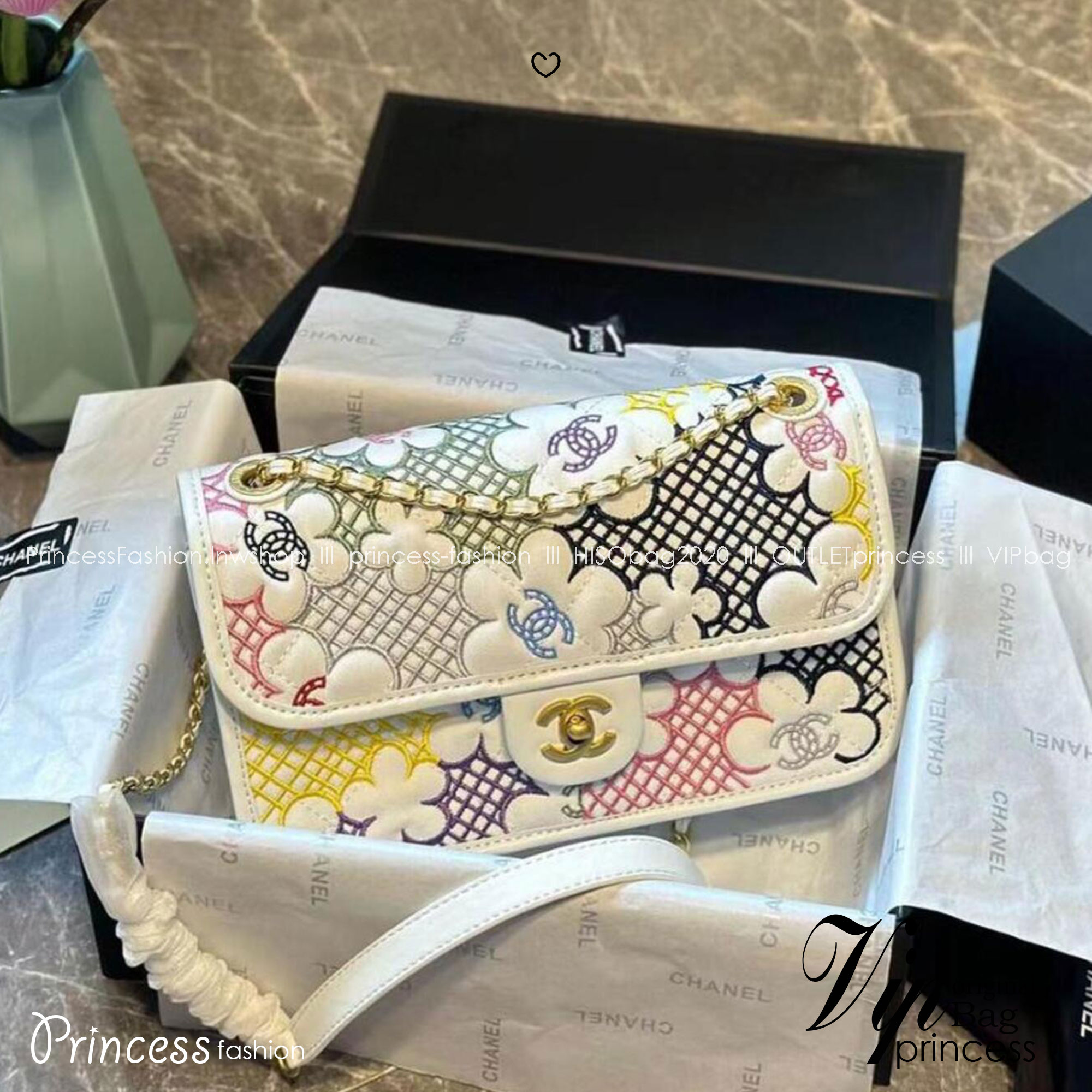 CHANEL Flap Bag Lace Patchwork & Gold-Tone Metal, White & Multicolour / CHANEL Multi Flower Flap Bag กระเป๋าสะพายลายดอกไม้ ต้อนรับซัมเมอร์ 2024 สวยงามคัลเลอฟูล แฝงความหรูในตัวตามเอกลักษณ์แบรนด์