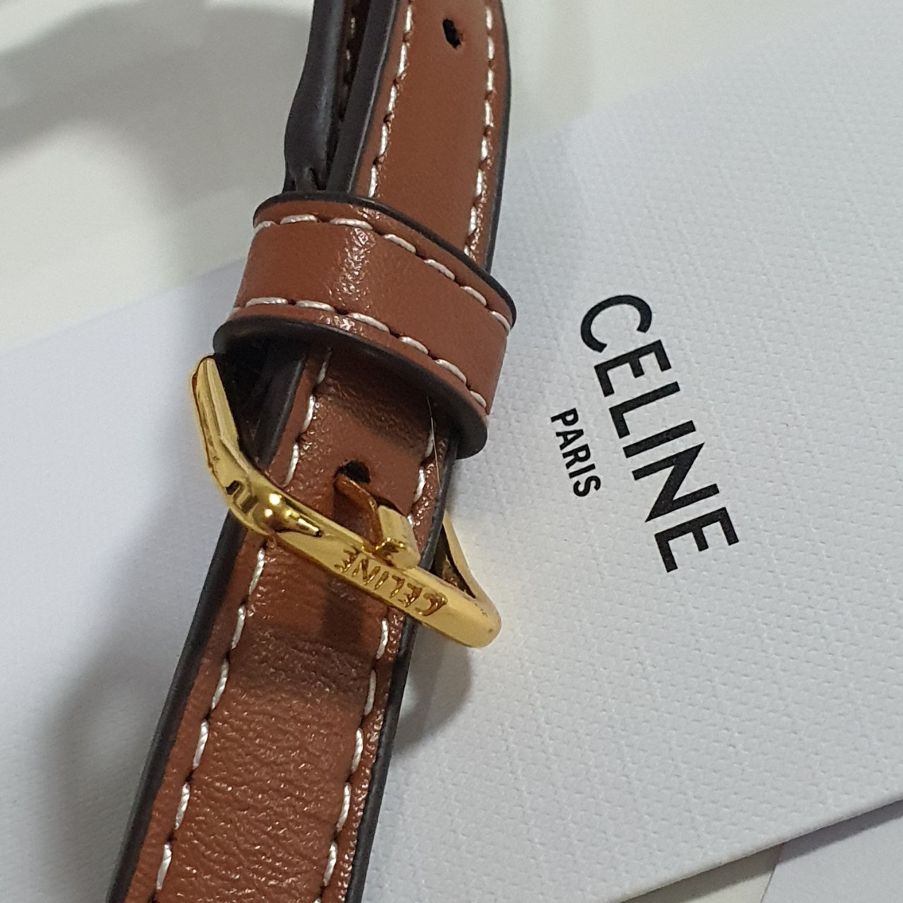 พร้อมส่งที่ไทยแล้วกับ CELINE TRIOMPHE SHOULDER BAG หนังทั้งใบลายสวยหรู ด้านในเปิดด้วยด้วยที่บีบโลโก้อะไหล่ทอง จุของได้กำลังดี ใส่โทรศัพท์ กระเป๋าสตางค์ใบสั้น ของจุกจิกได้ เหมาะกับสาวๆในวัน