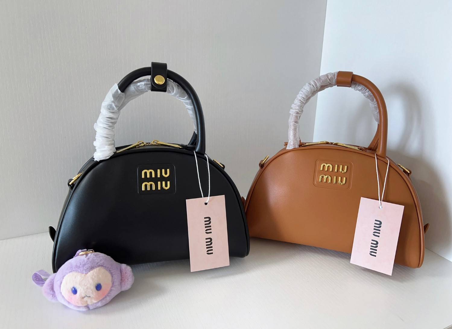 MIU MIU HALF-MOON TOP HANDLE BAG / Patent leather bowling bag / Miu Miu Leather top-handle bag กระเป๋าทรงพระจันทร์เสี้ยว หนังนิ่ม ลื่นเงา ตัดกับอะไหล่ทองได้ลงตัว