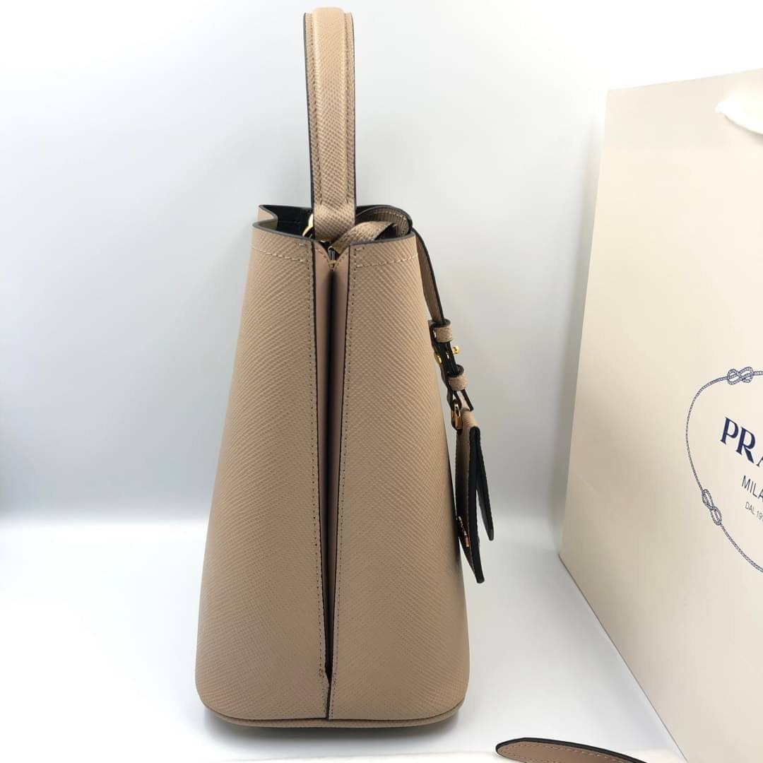 VIP 】หนังแท้ Prada Panier Bag Medium Saffiano Leather พร้อมส่งที่ไทย กระเป๋าสะพายข้างทรงบัคเก็ต จุของได้เยอะมาก เรียบแต่หรู ต้องใบนี้เลยค่าา
